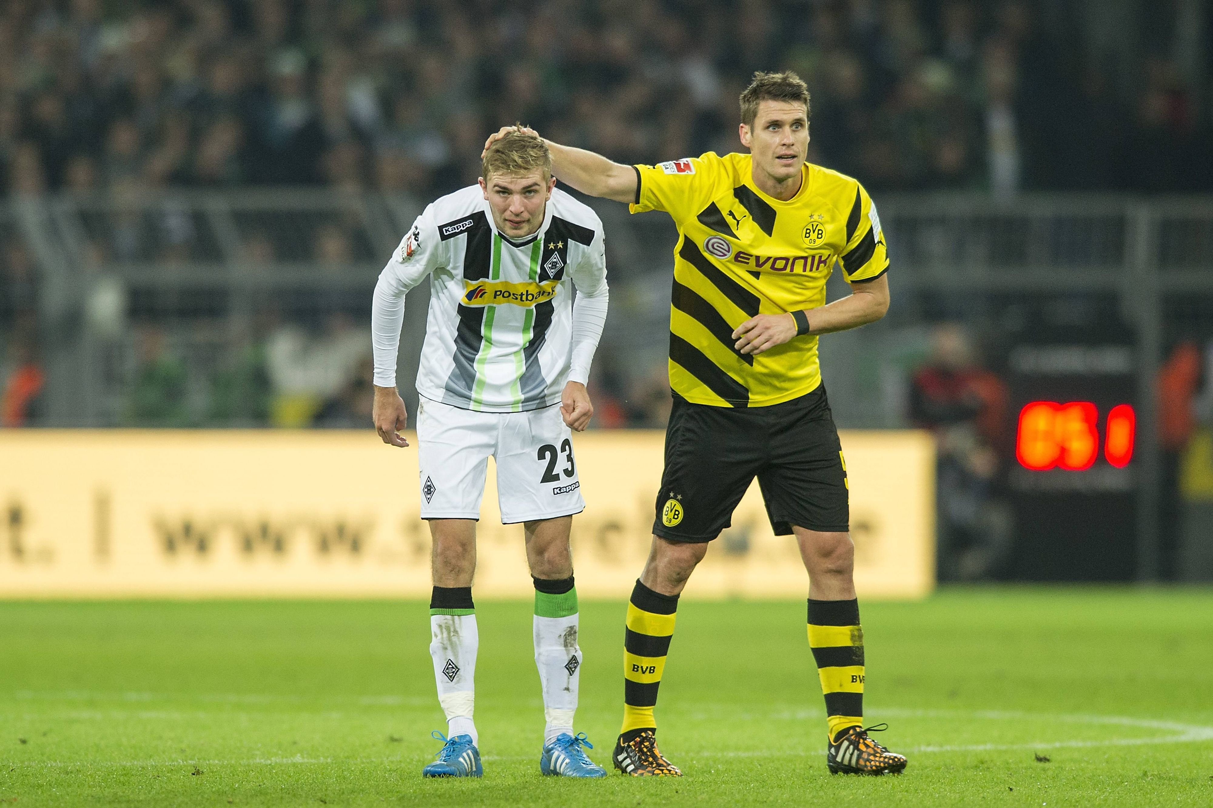 Dortmunds Sebastian Kehl tröstet Gladbachs Christoph Kramer nach dessen Eigentor.