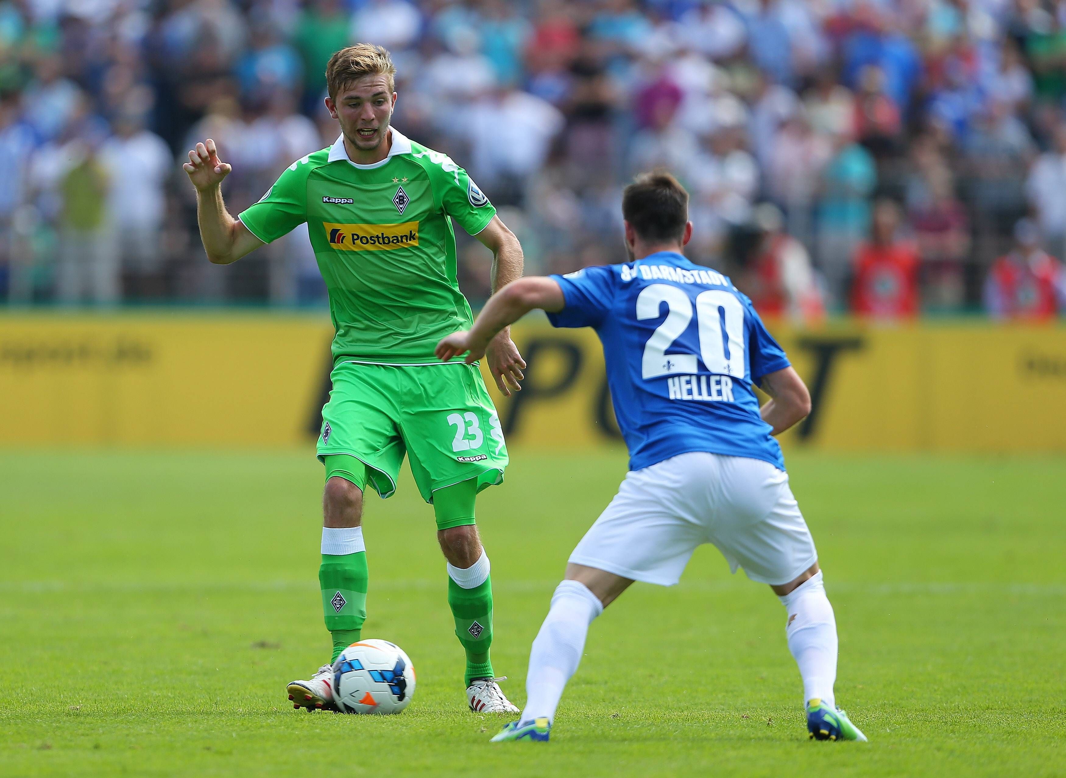 Borussia Mönchengladbachs Christoph Kramer führt den Ball, Darmstadts Marcel Heller stellt sich ihm in den Weg.