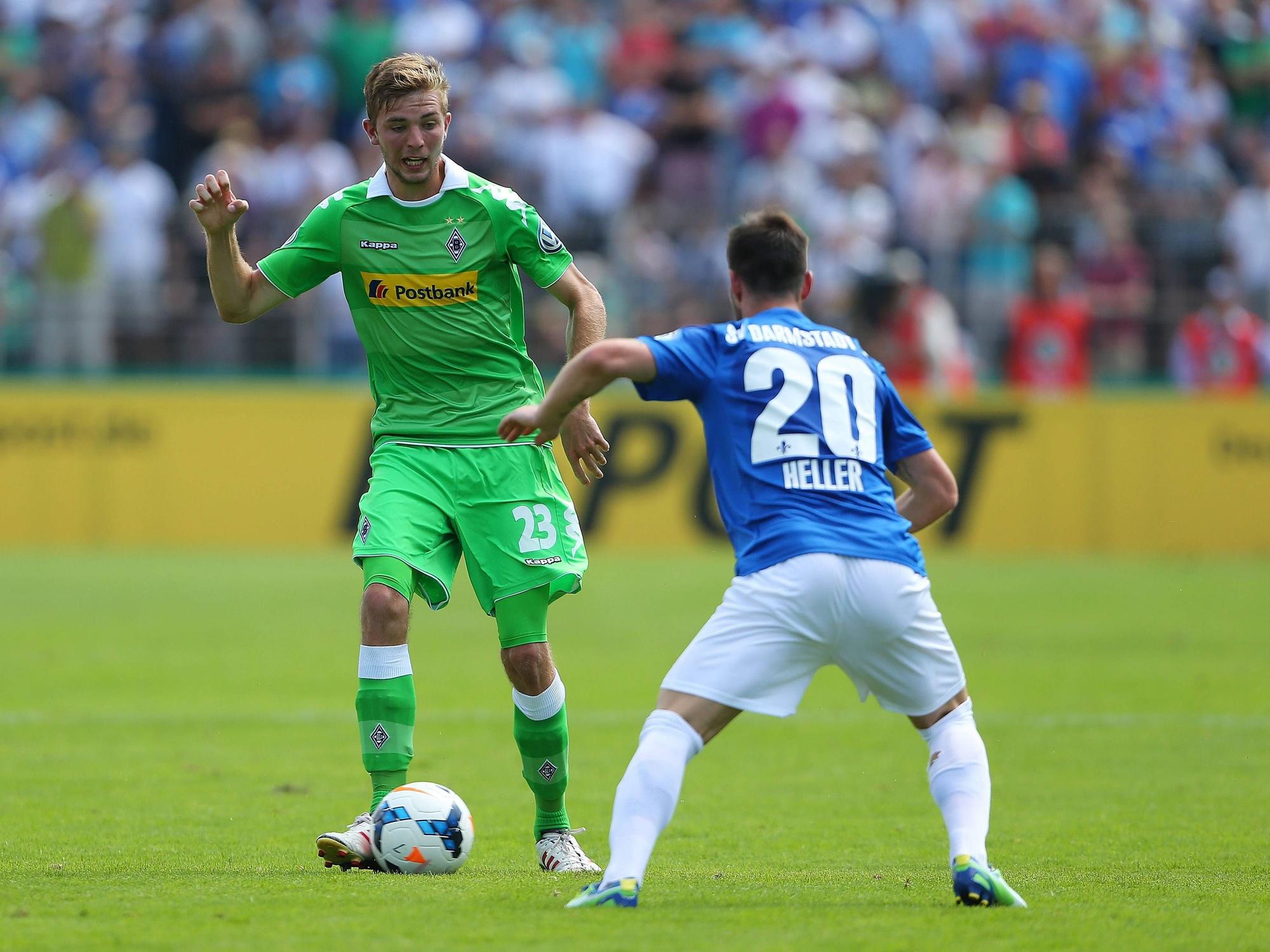 Borussia Mönchengladbachs Christoph Kramer führt den Ball, Darmstadts Marcel Heller stellt sich ihm in den Weg.