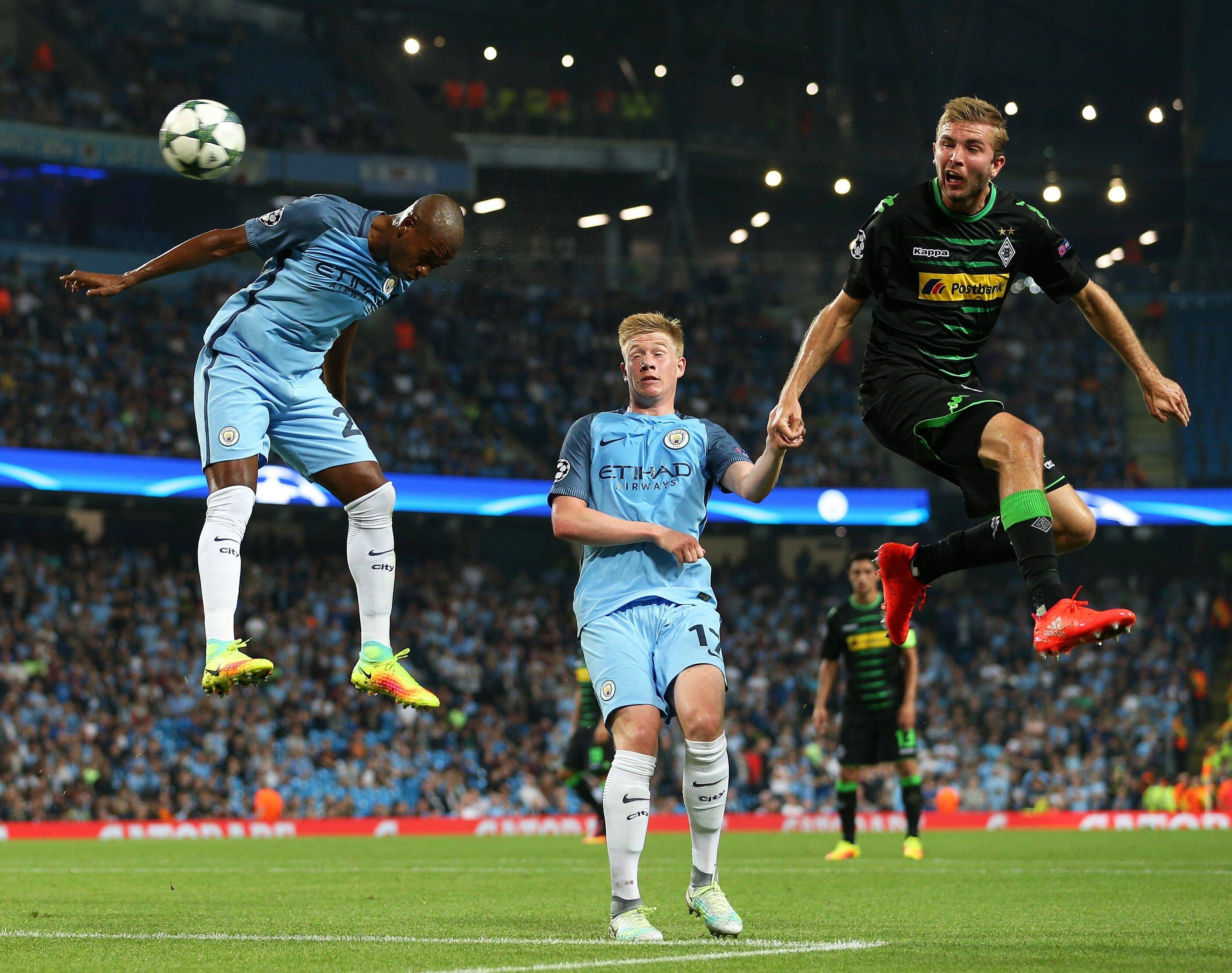 Christoph Kramer köpft den Ball, Manchesters Fernandinho will ihn klären.