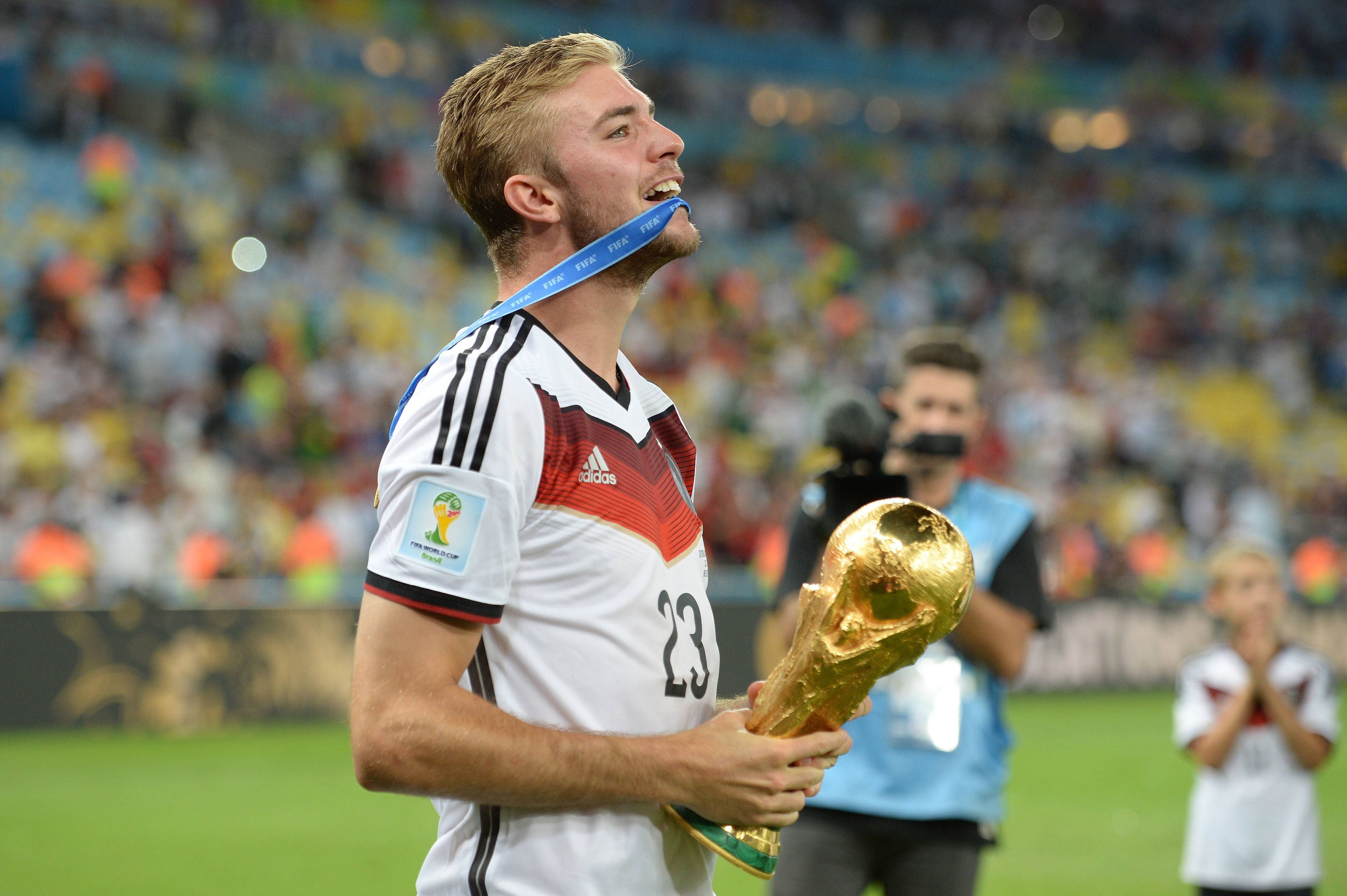 Christoph Kramer hält auf dem Platz den WM-Pokal in den Händen.