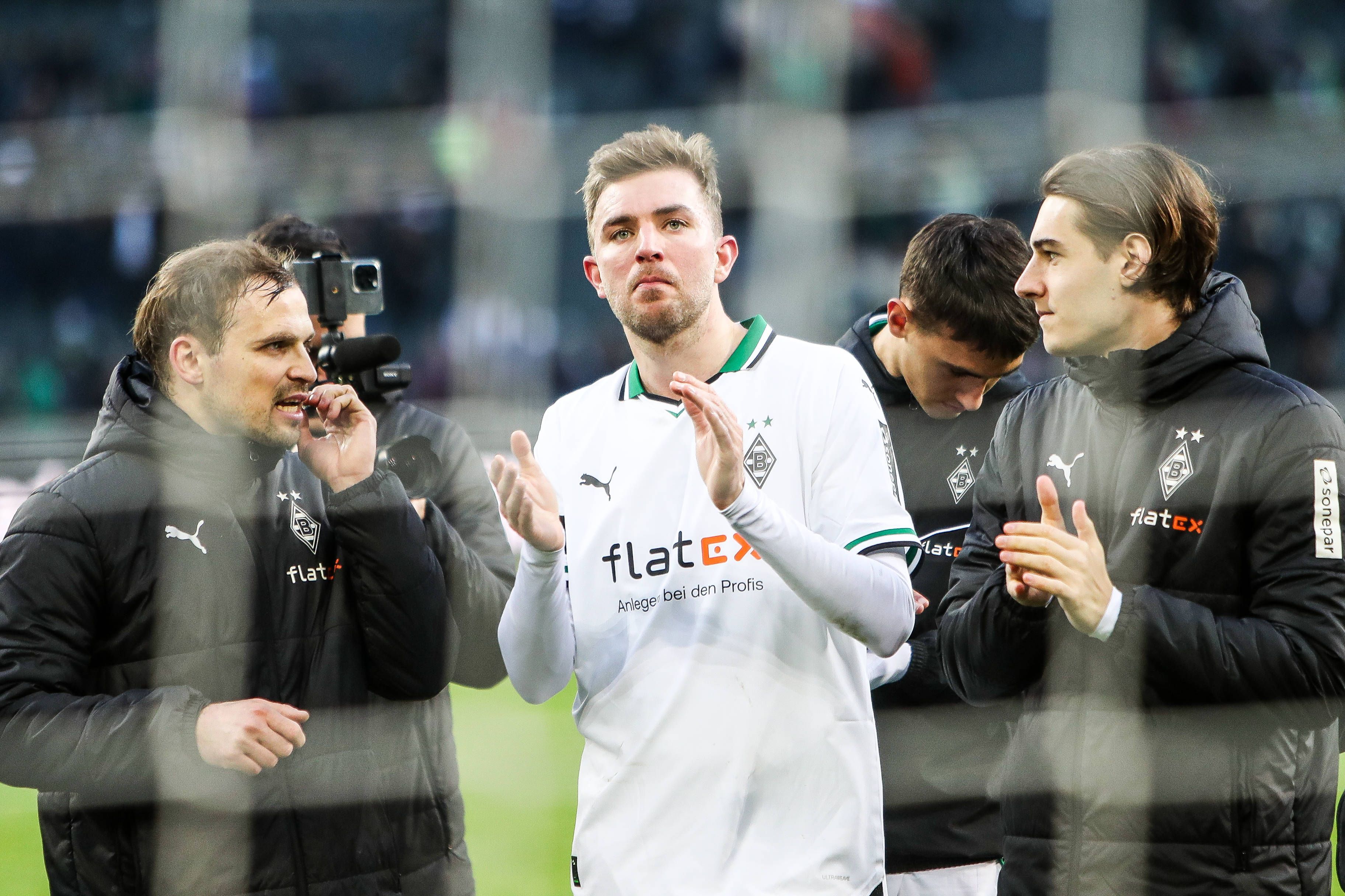 Borussia Mönchengladbachs Christoph Kramer applaudiert den Fans nach dem Spiel gegen den VfL Bochum.
