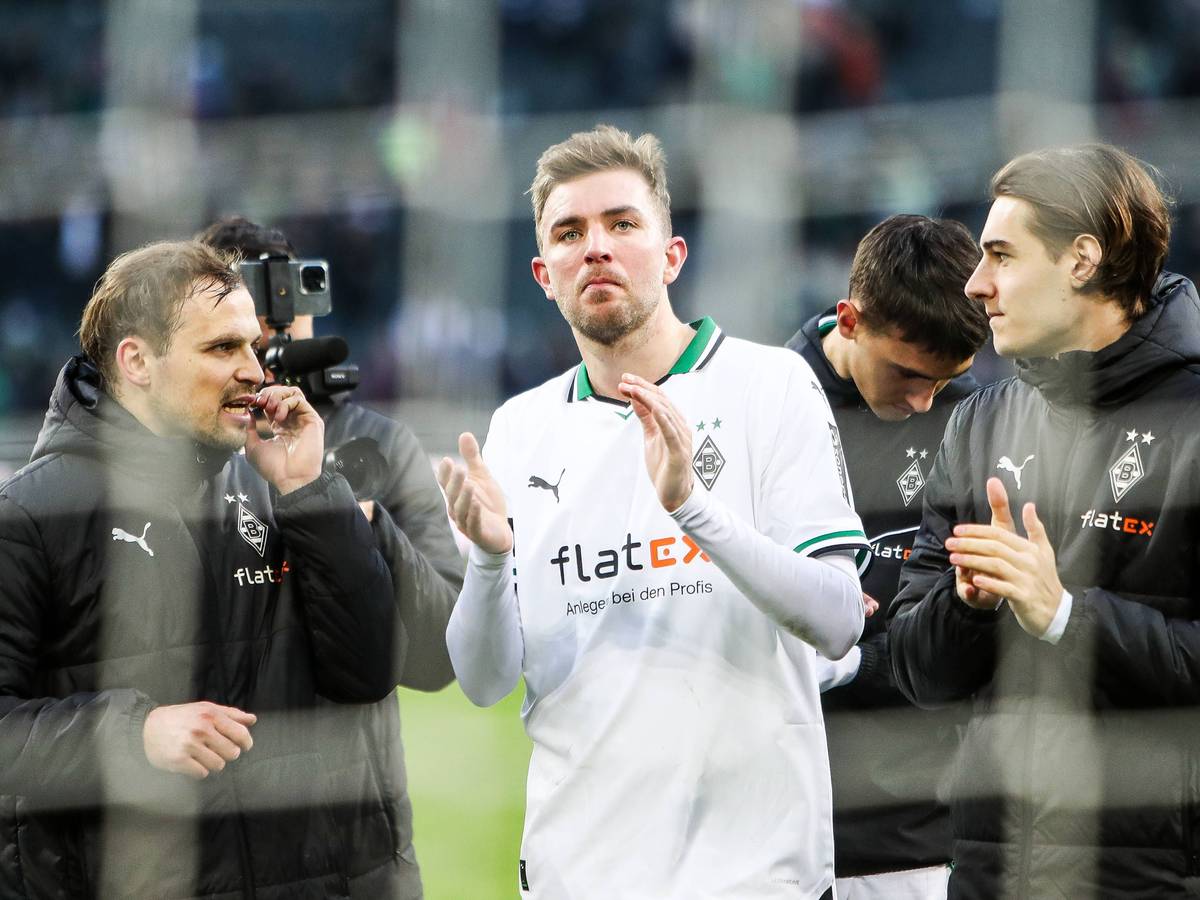 Borussia Mönchengladbachs Christoph Kramer applaudiert den Fans nach dem Spiel gegen den VfL Bochum.