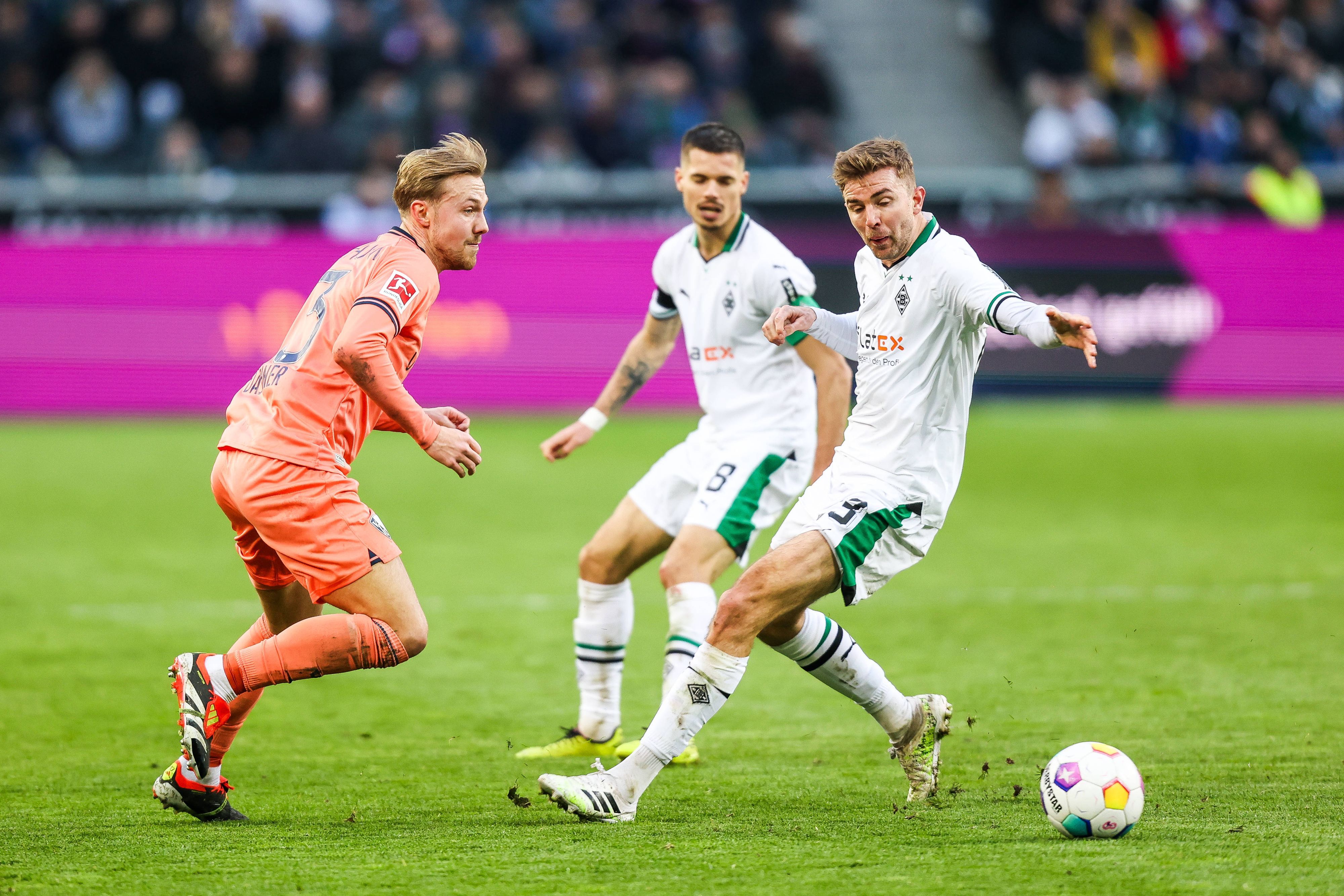 Gladbachs Christoph Kramer und Bochums Lukas Daschner kämpfen um den Ball.