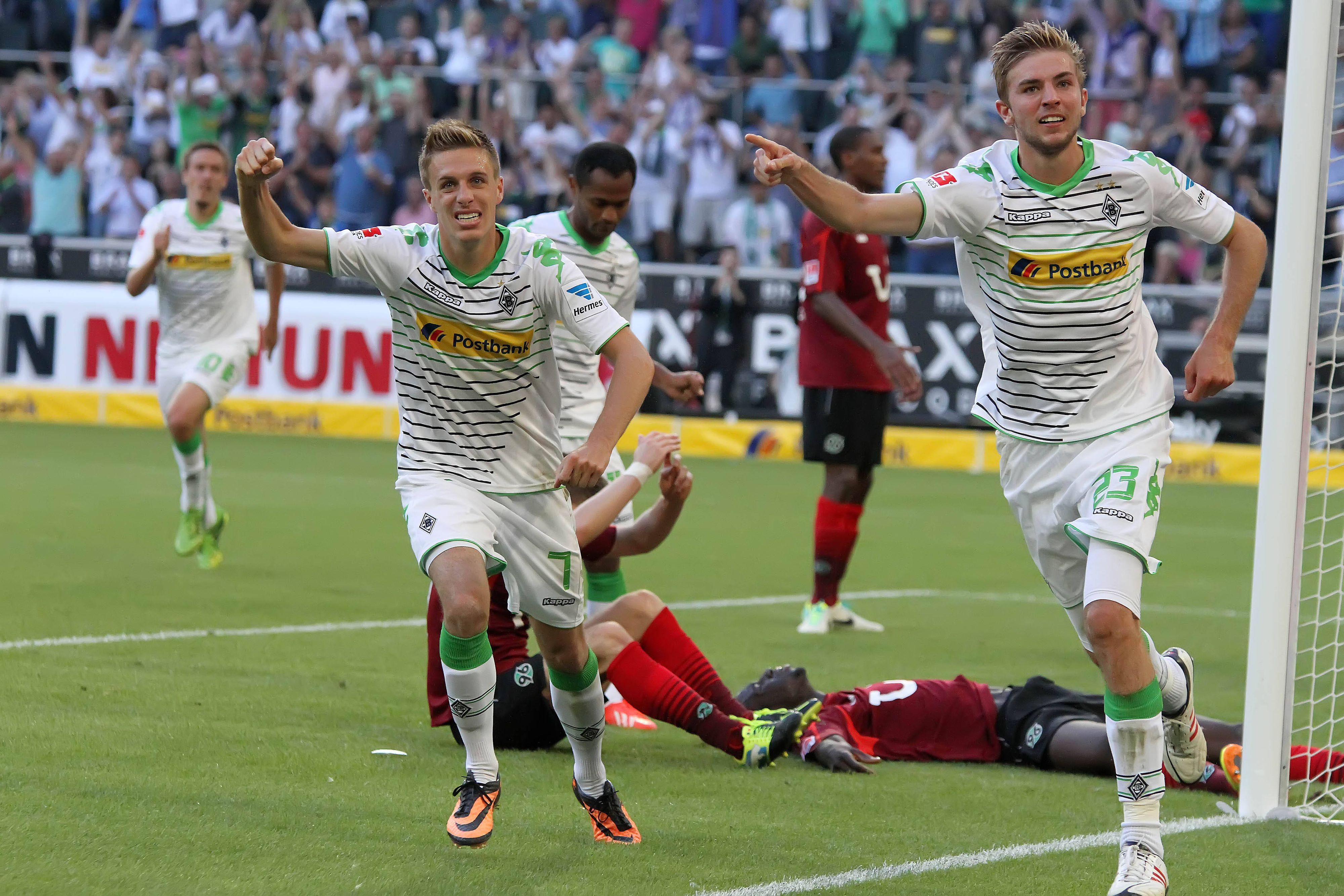 Christoph Kramer dreht im Spiel gegen Hannover 96 ab zum Torjubel. Teamkollege Patrick Herrmann läuft hinter ihm.