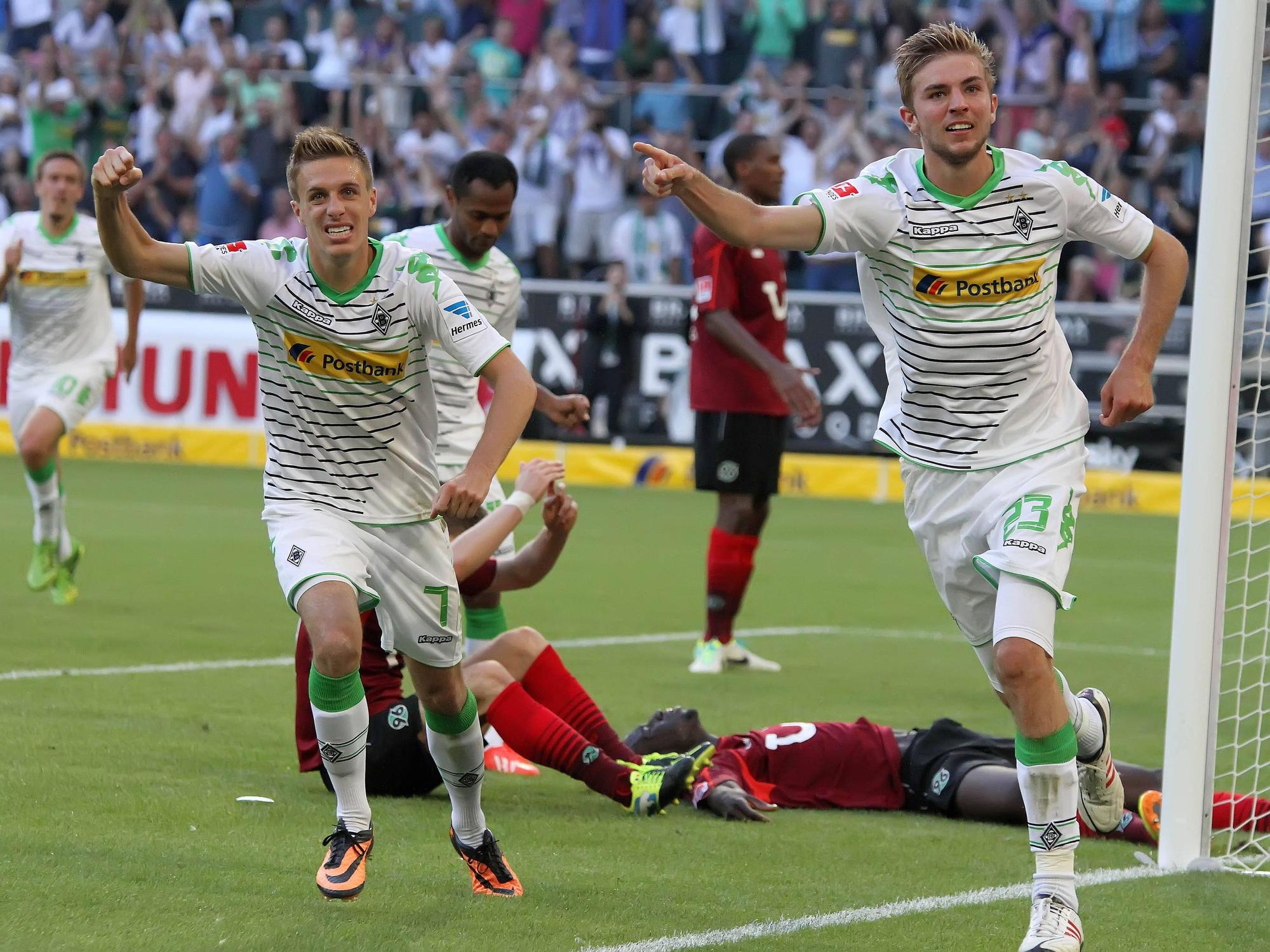 Christoph Kramer dreht im Spiel gegen Hannover 96 ab zum Torjubel. Teamkollege Patrick Herrmann läuft hinter ihm.