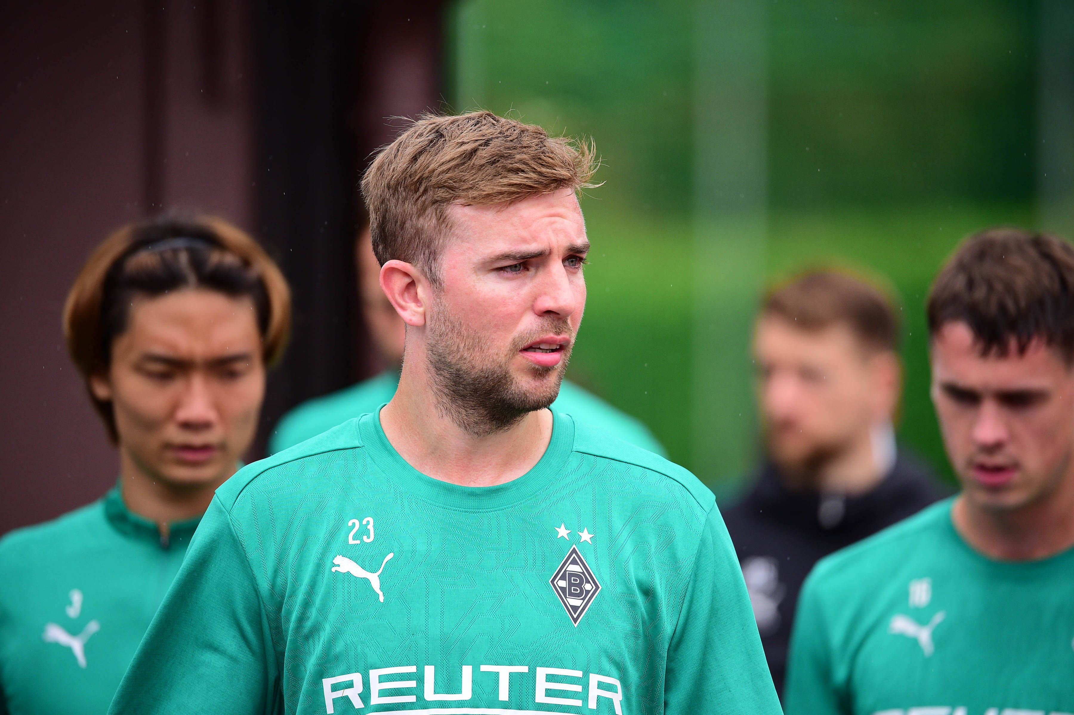 Christoph Kramer läuft auf den Trainingsplatz.