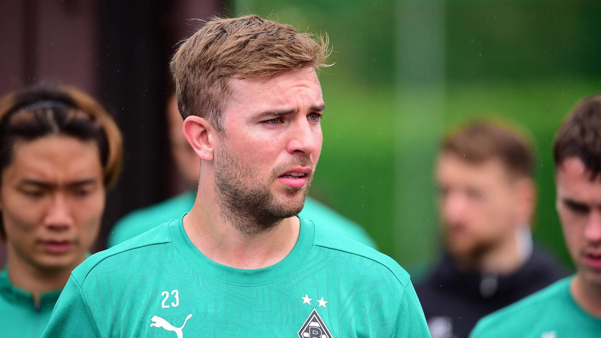 Christoph Kramer läuft auf den Trainingsplatz.