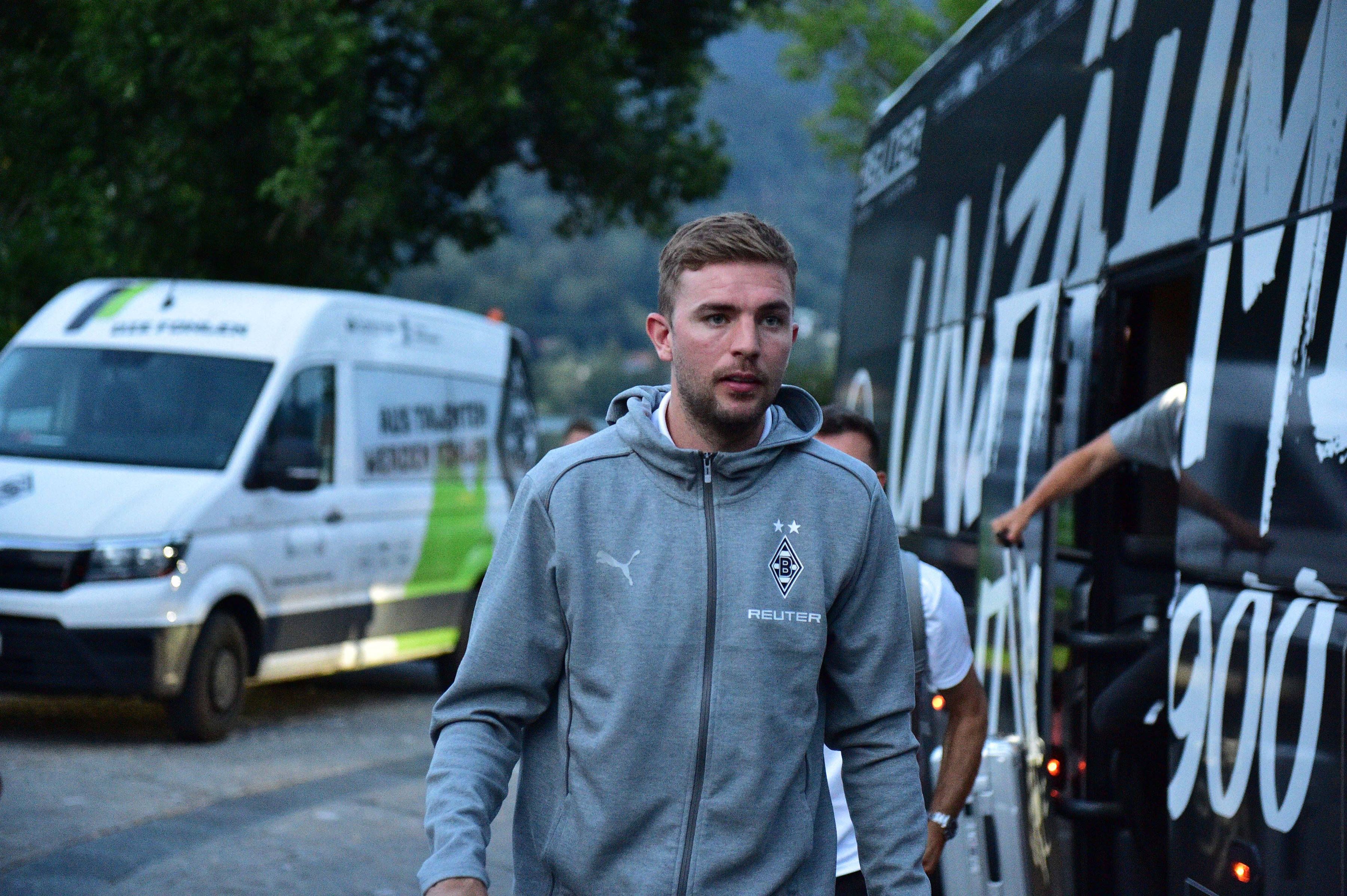 Christoph Kramer beim Ausstieg aus dem Mannschaftsbus.