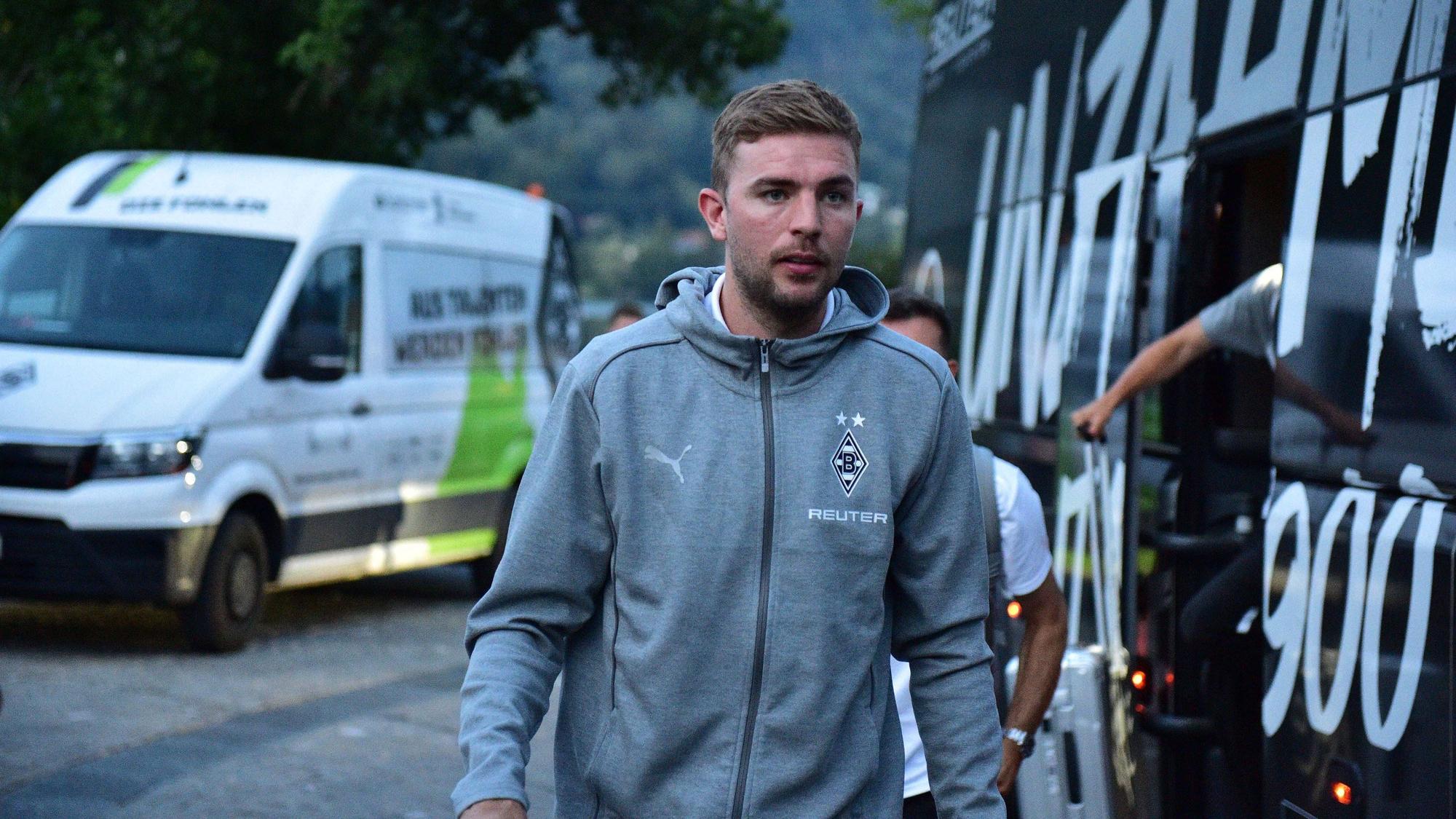 Christoph Kramer beim Ausstieg aus dem Mannschaftsbus.