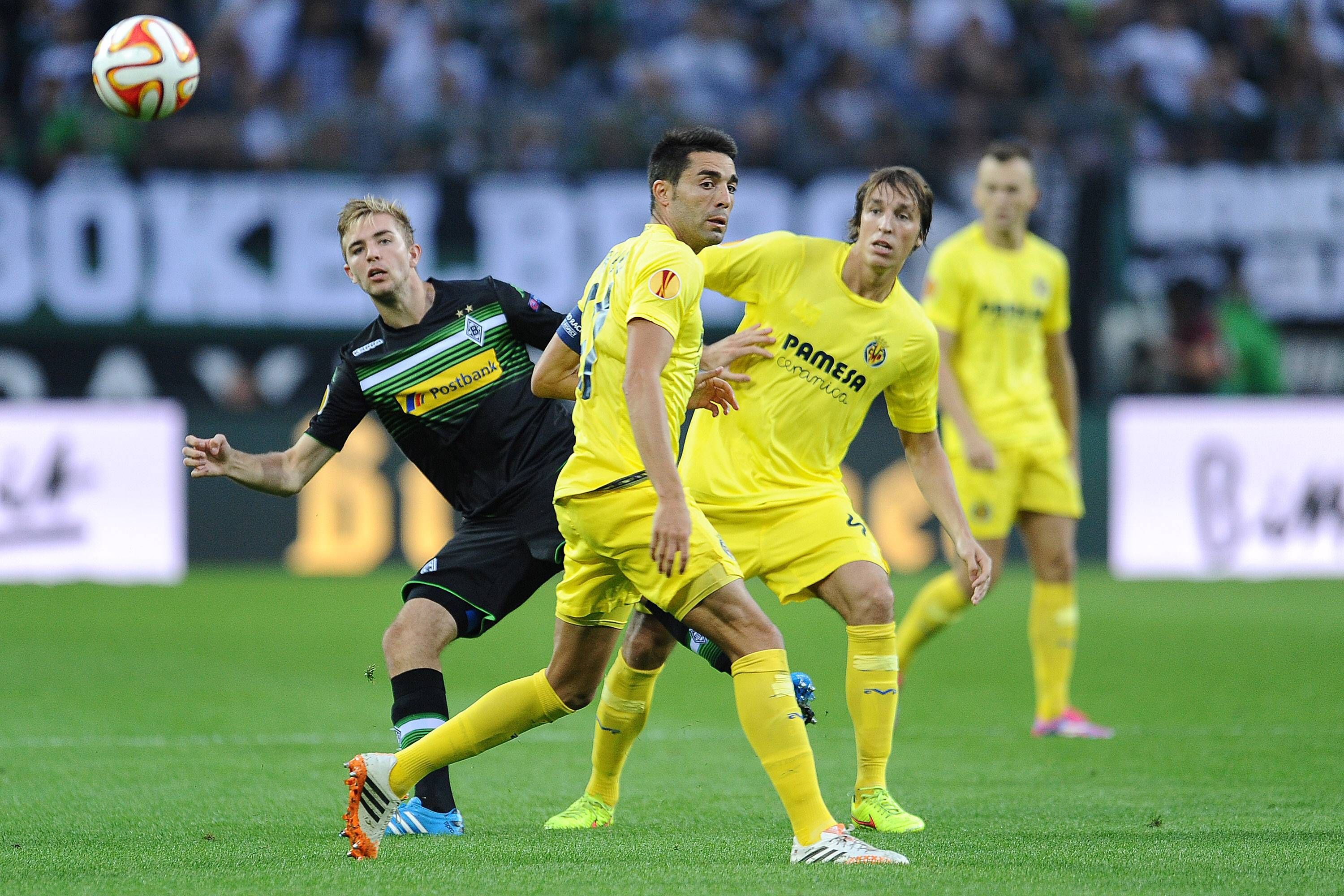 Borussia Mönchengladbachs Christoph Kramer blickt im Spiel gegen den FC Villareal dem Ball hinterher.