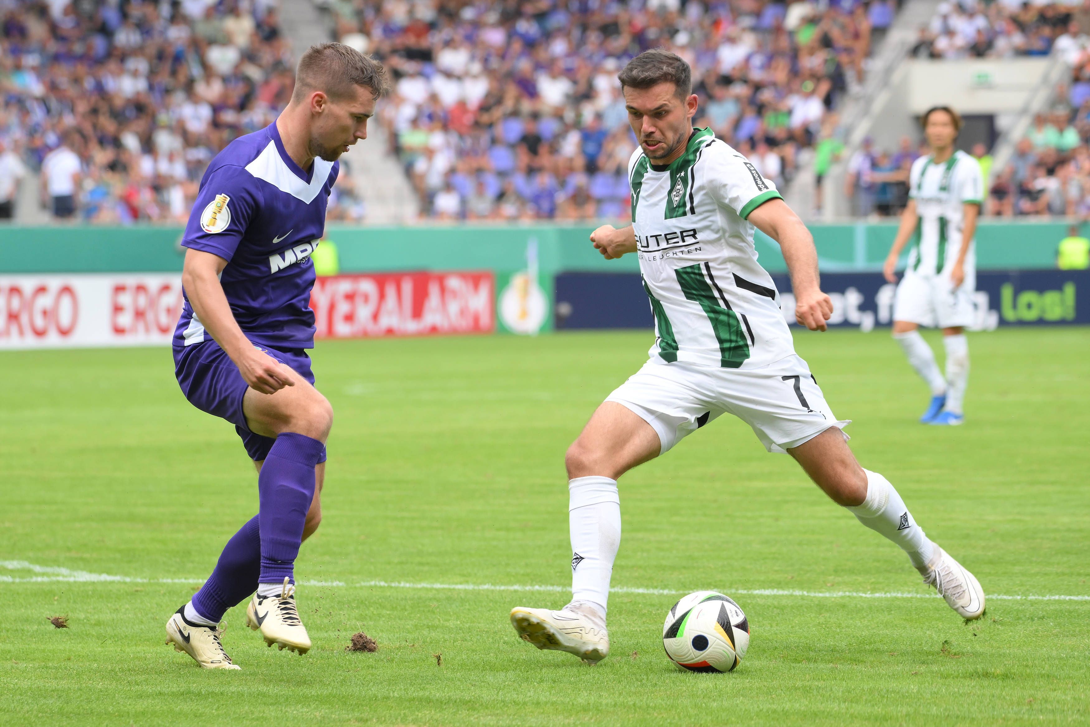 Borussia Mönchengladbachs Kevin Stöger und Ergebirge Aues Anthony Barylla kämpfen um den Ball.