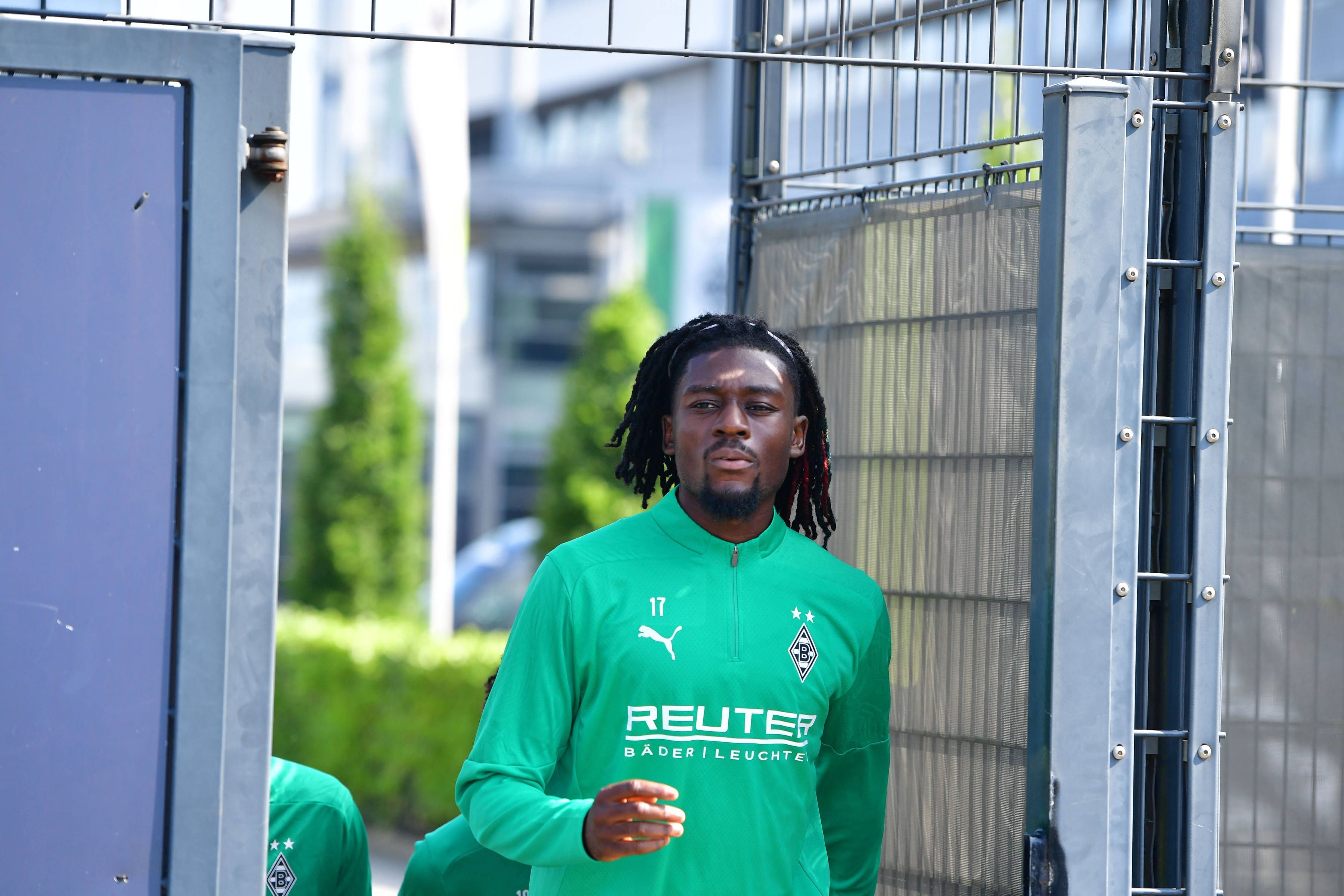 Borussia Mönchengladbachs Manu Koné läuft auf den Trainingsplatz.