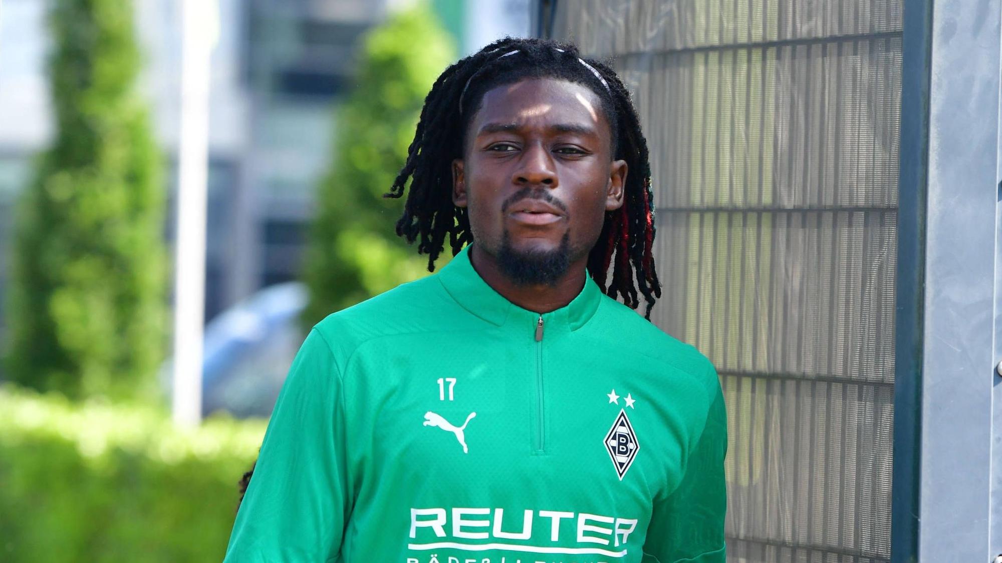 Borussia Mönchengladbachs Manu Koné läuft auf den Trainingsplatz.