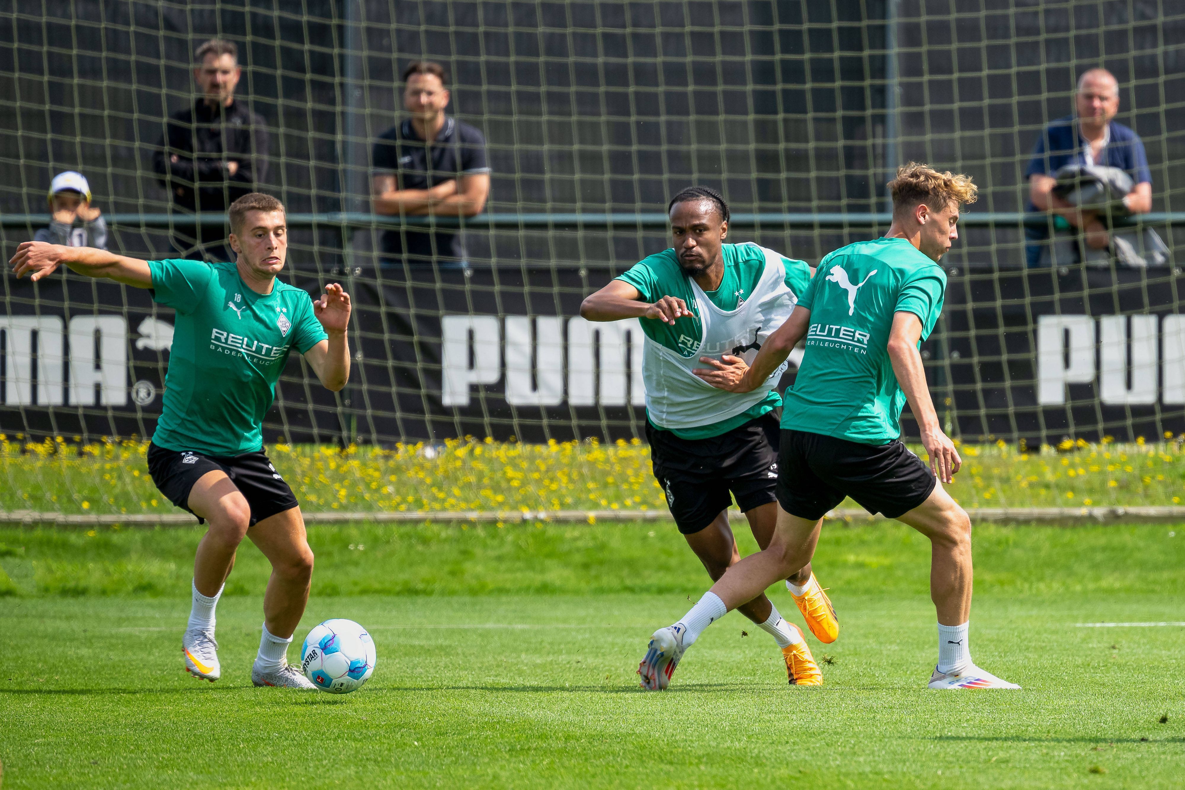 Borussia-Talente bei einer Übung mit Ball im Training.