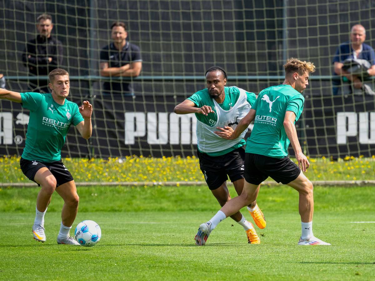 Borussia-Talente bei einer Übung mit Ball im Training.