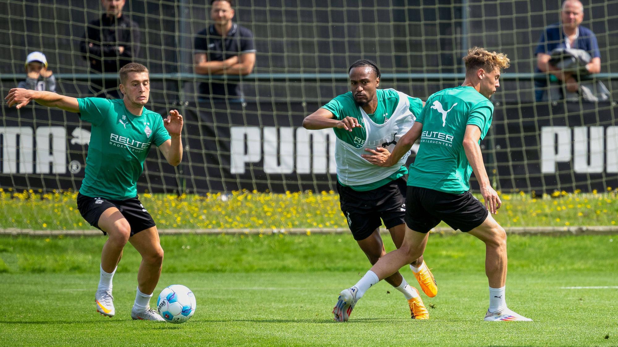 Borussia-Talente bei einer Übung mit Ball im Training.