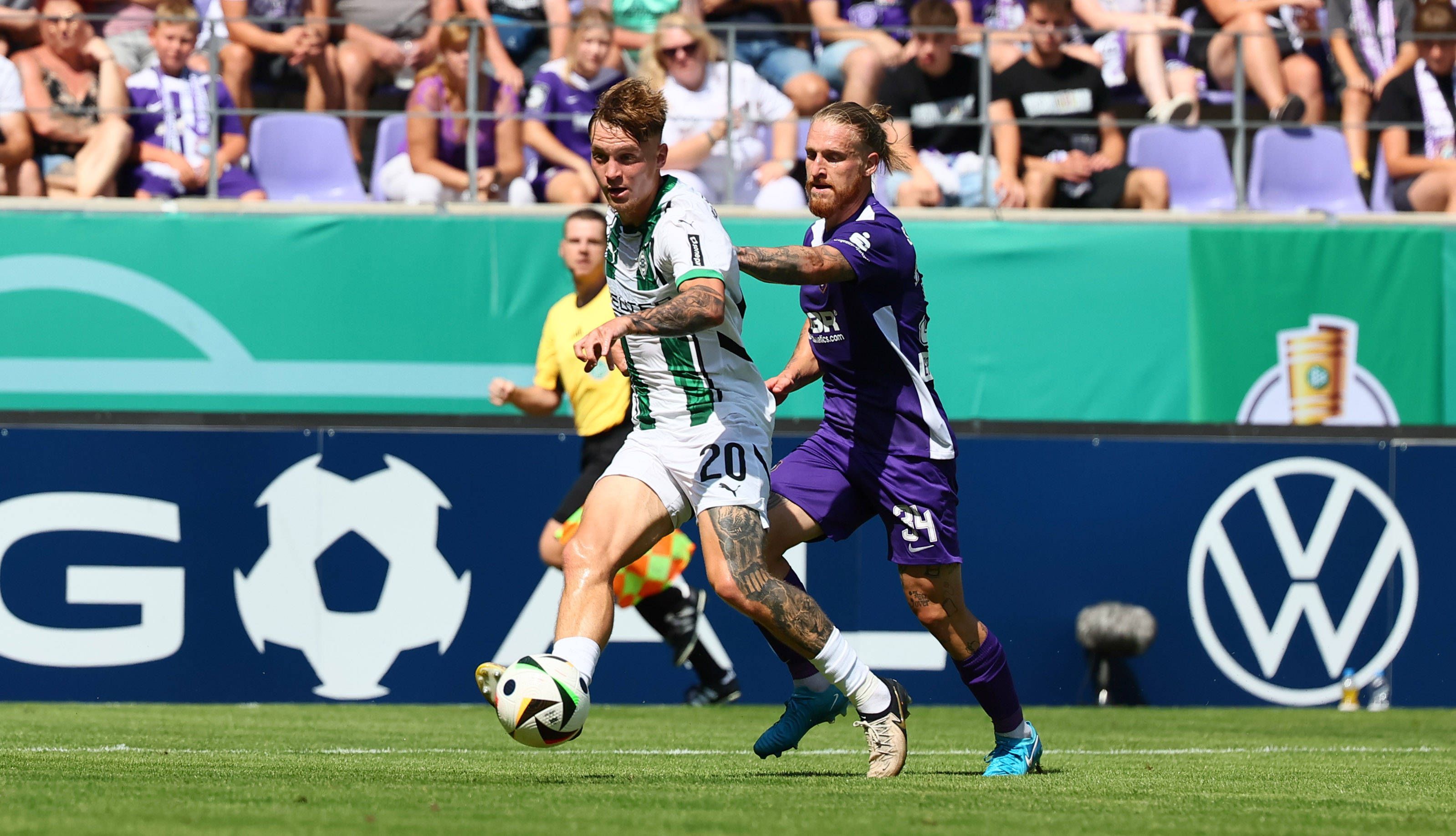 Borussia Mönchengladbachs Luca Netz passt den Ball, Aues Marvin Stefaniak verfolgt ihn.