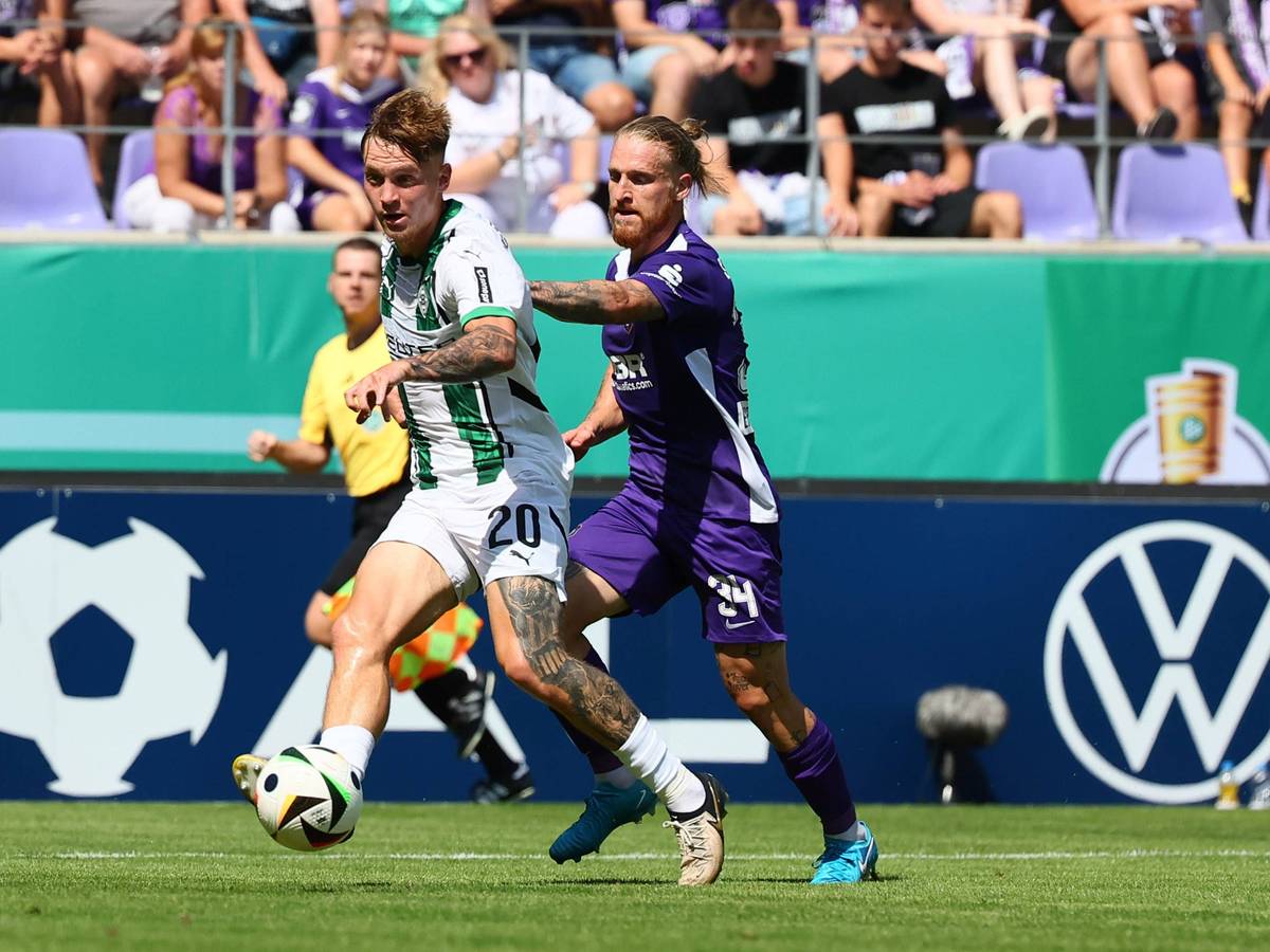 Borussia Mönchengladbachs Luca Netz passt den Ball, Aues Marvin Stefaniak verfolgt ihn.