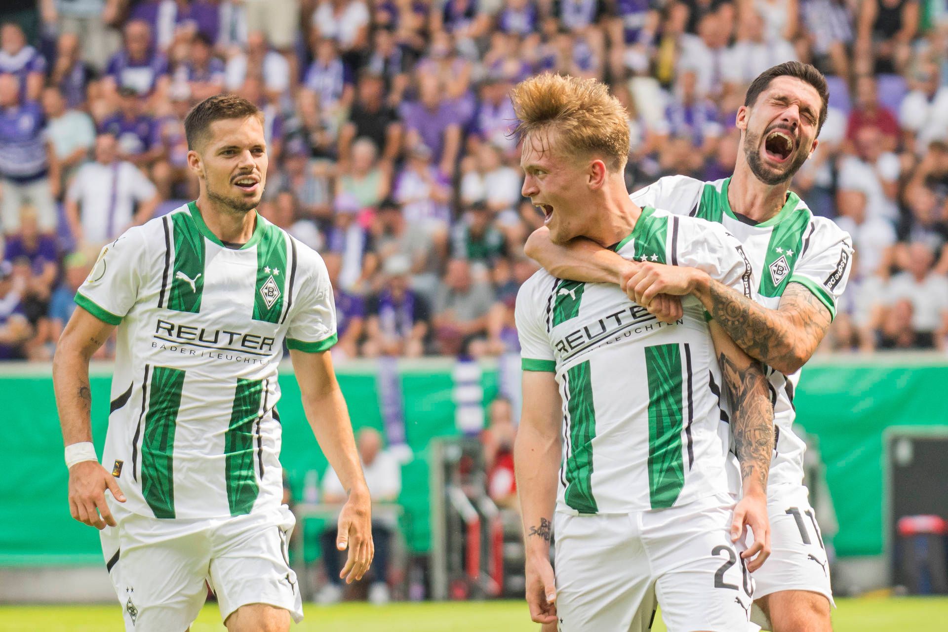 Luca Netz bejubelt sein Tor zum 2:1 mit seinen Kollegen.