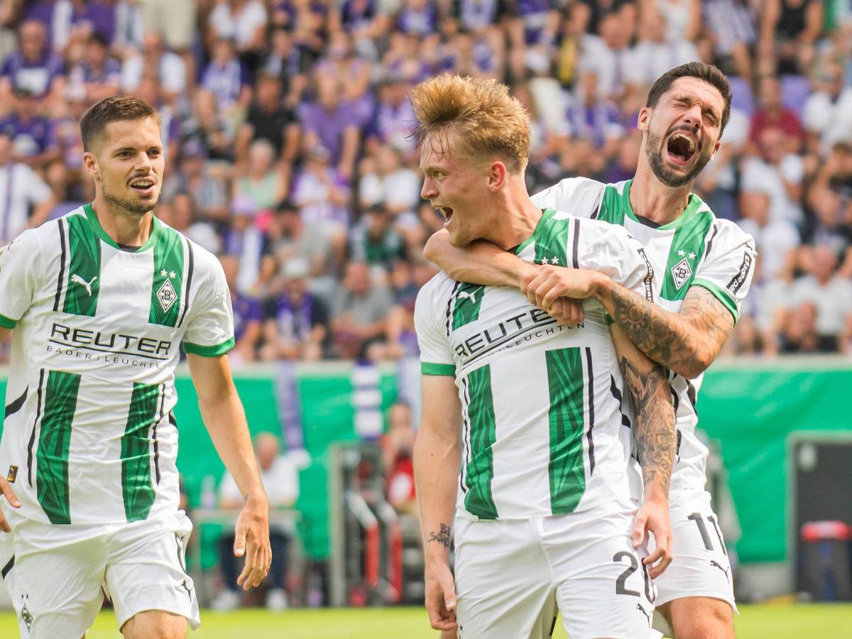 Luca Netz bejubelt sein Tor zum 2:1 mit seinen Kollegen.