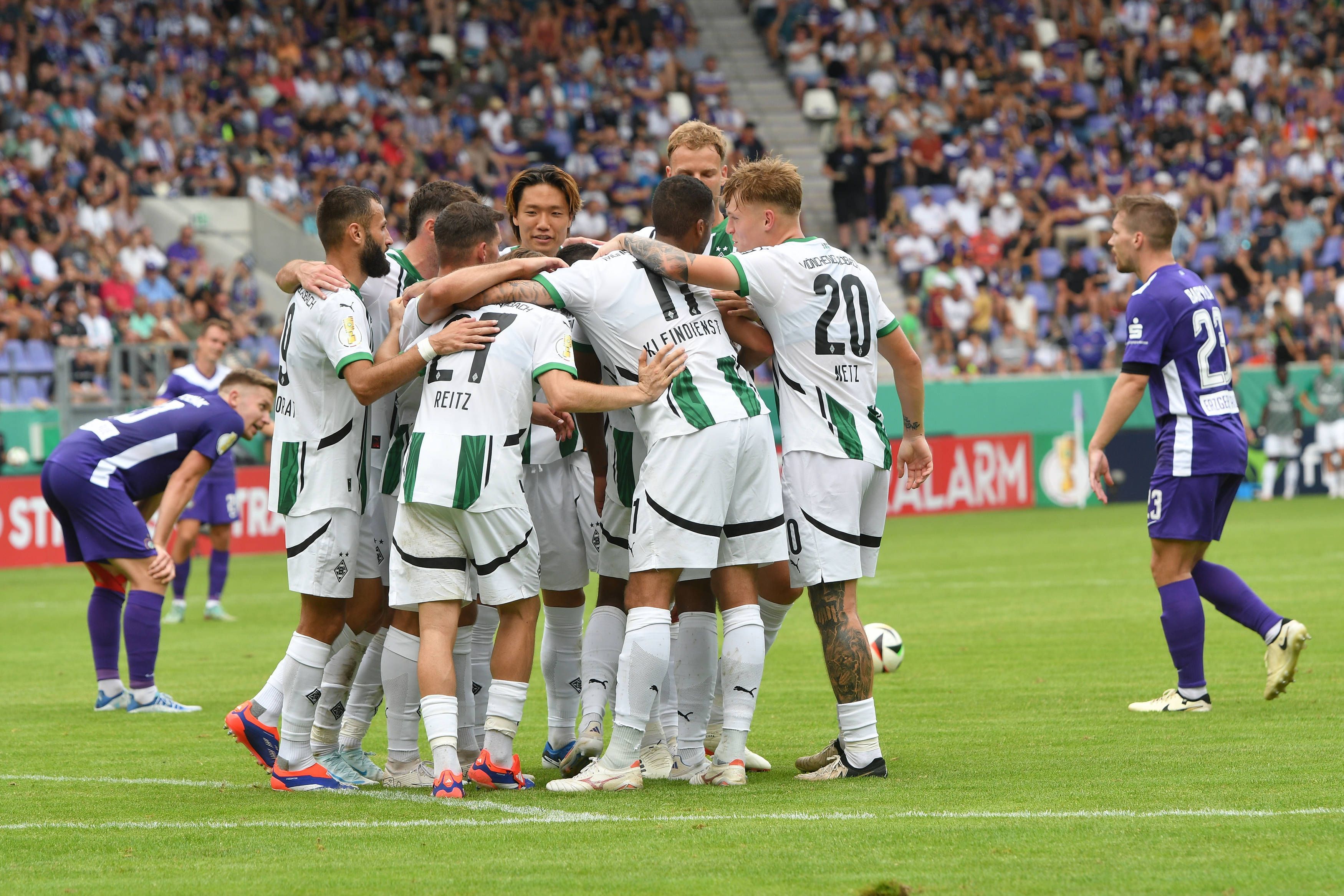 Spieler von Borussia Mönchengladbach bejubeln ein Tor.