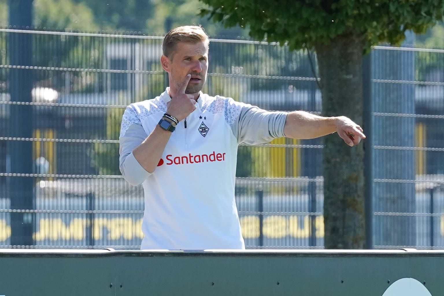 Oliver Kirch hebt den rechten Arm und zeigt etwas an.