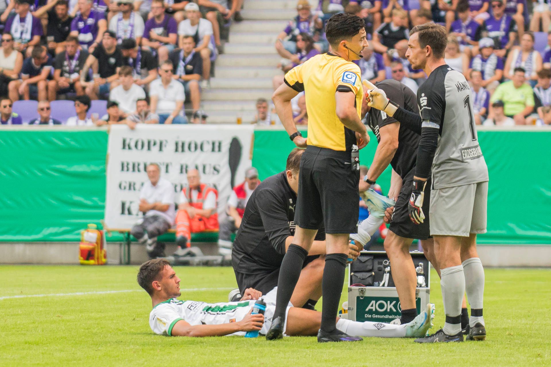 Fabio Chiarodia liegt am Boden und wird von Ärzten behandelt.