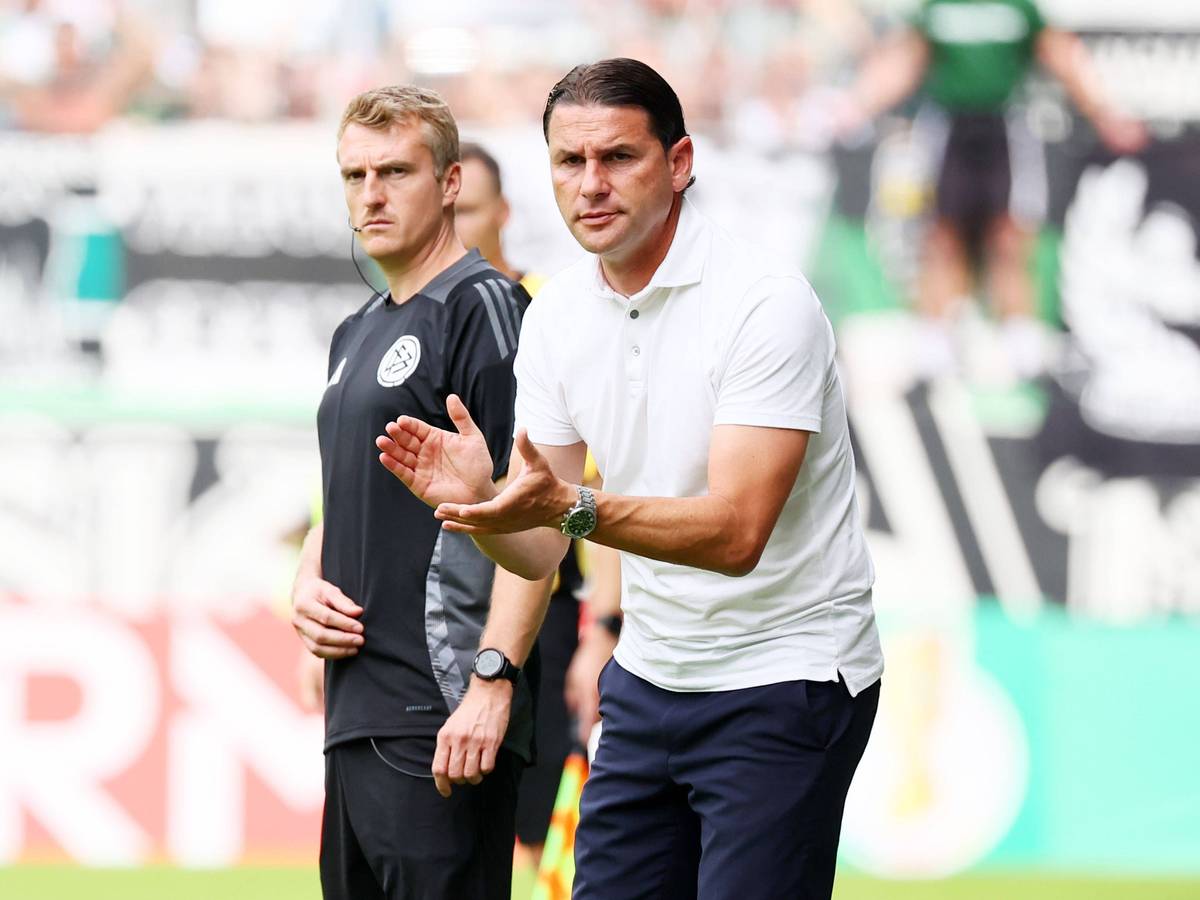 Gerardo Seoane motiviert an der Seitenlinie klatschend seine Spieler.