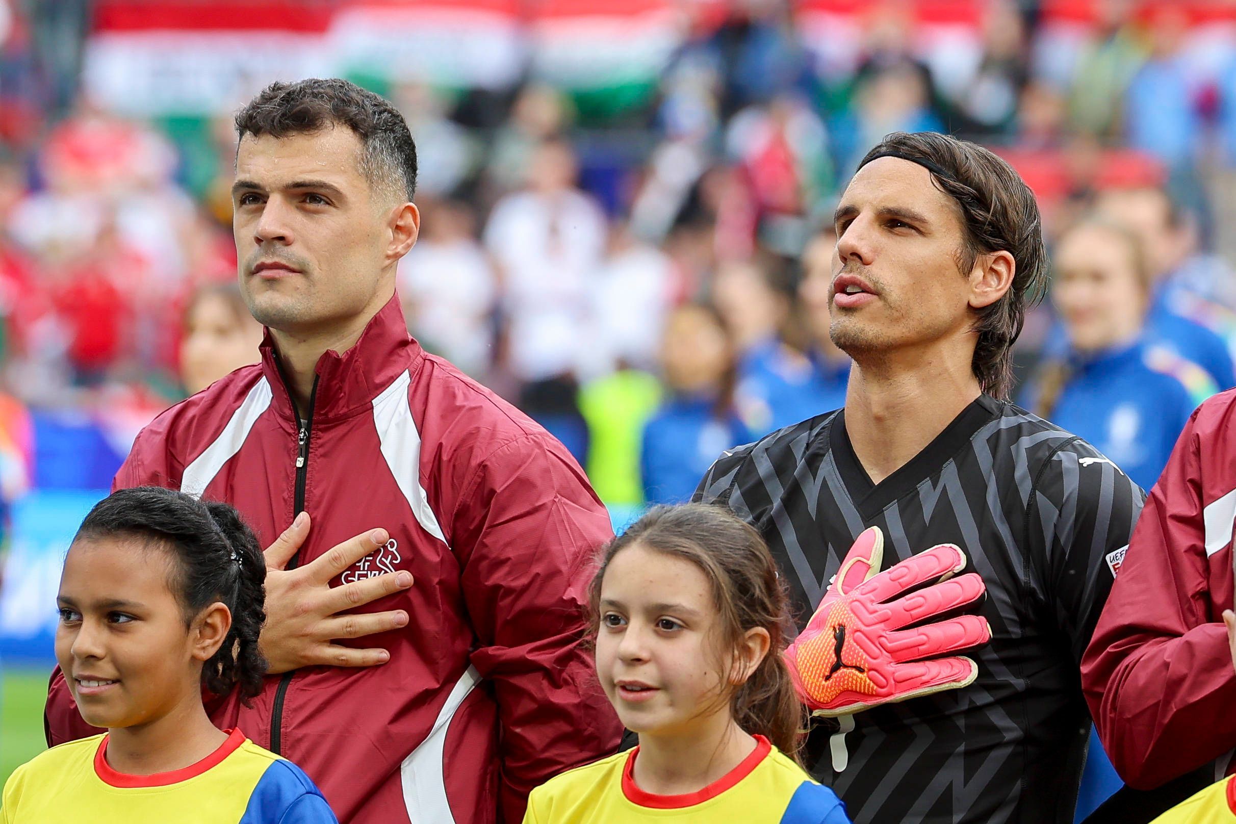 Granit Xhaka und Yann Sommer bei der Schweizer Nationalhymne.