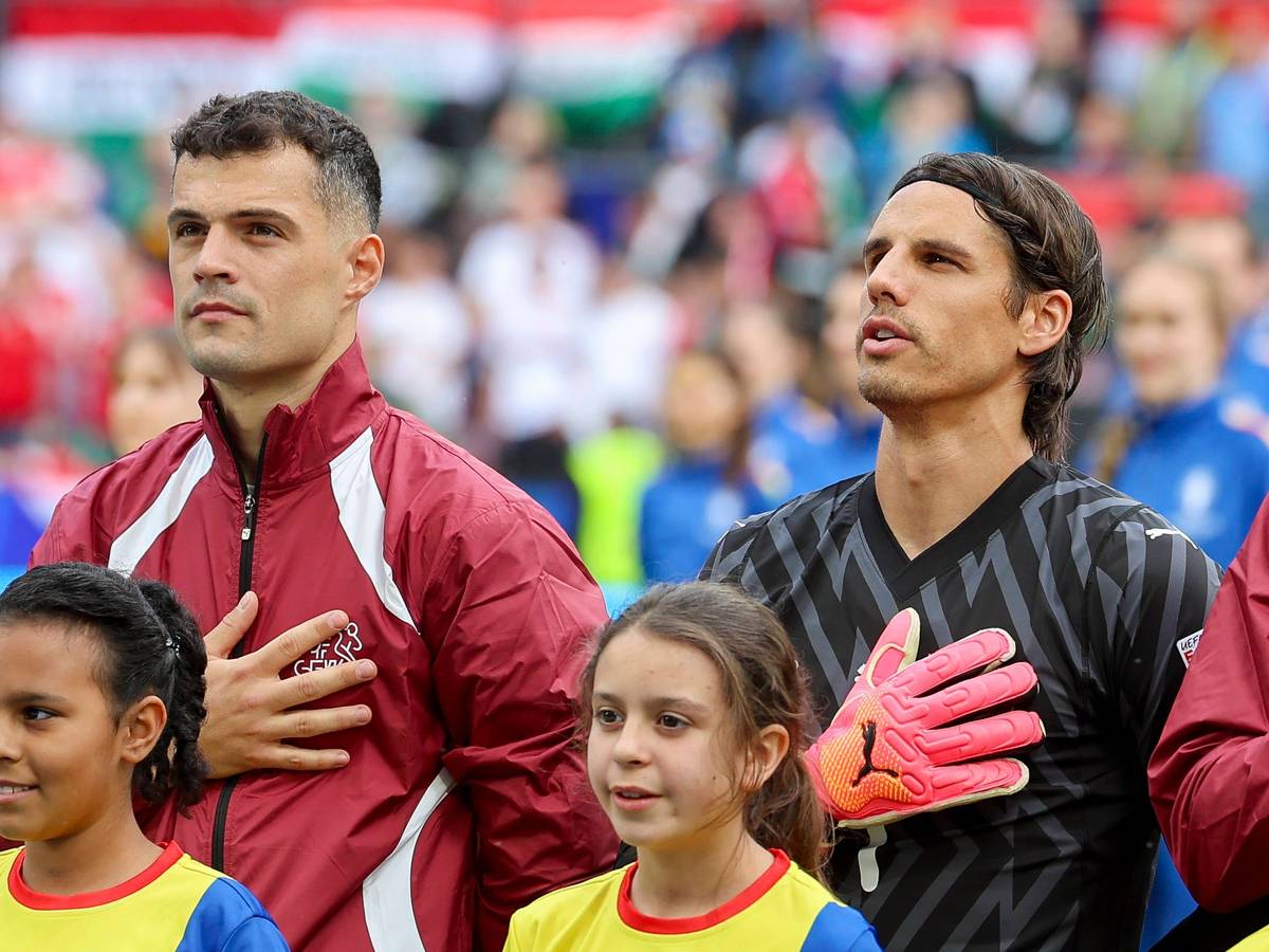 Granit Xhaka und Yann Sommer bei der Schweizer Nationalhymne.