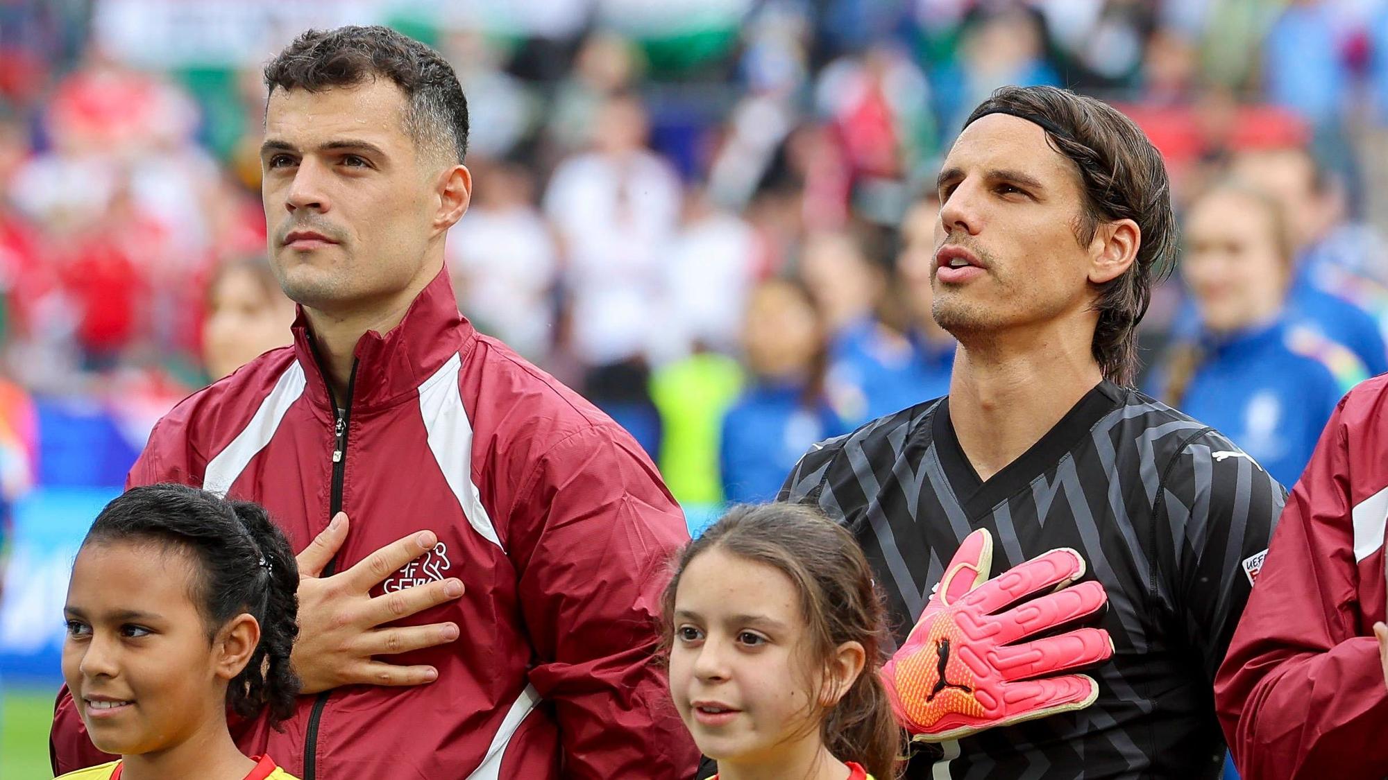 Granit Xhaka und Yann Sommer bei der Schweizer Nationalhymne.