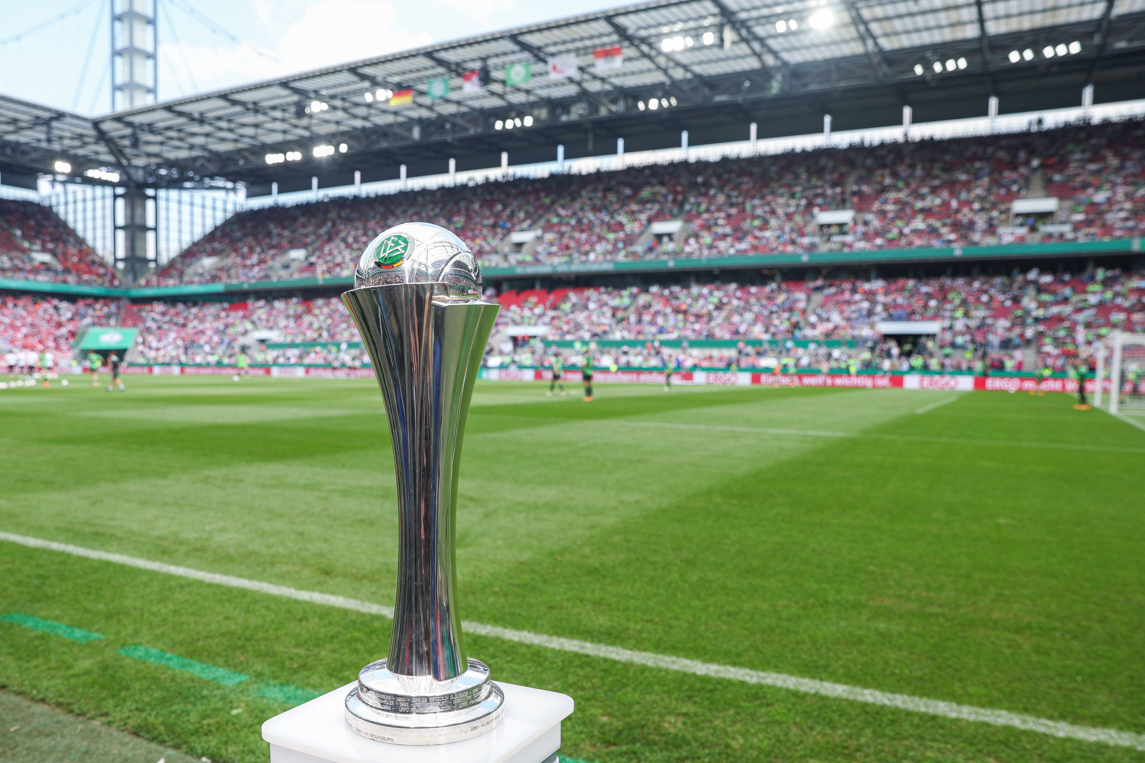 Der DFB-Pokal der Frauen vor dem Spielfeld.