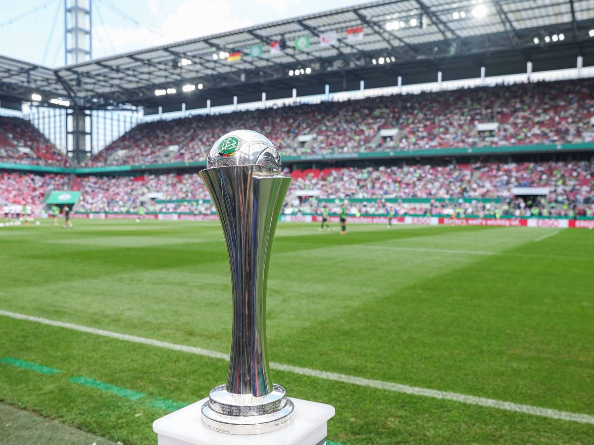 Der DFB-Pokal der Frauen vor dem Spielfeld.