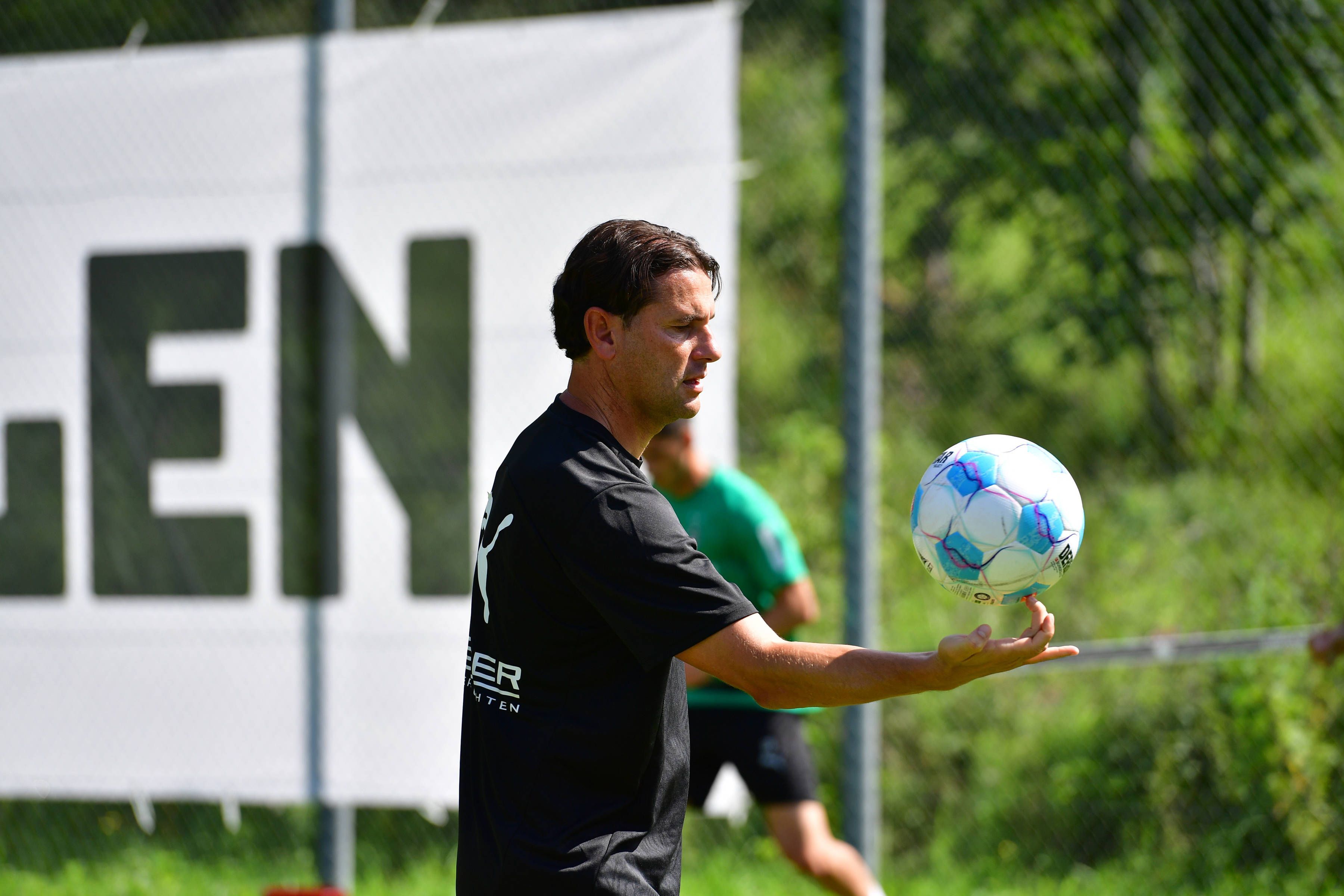 Gerardo Seoane balanciert einen Fußball auf dem Finger.