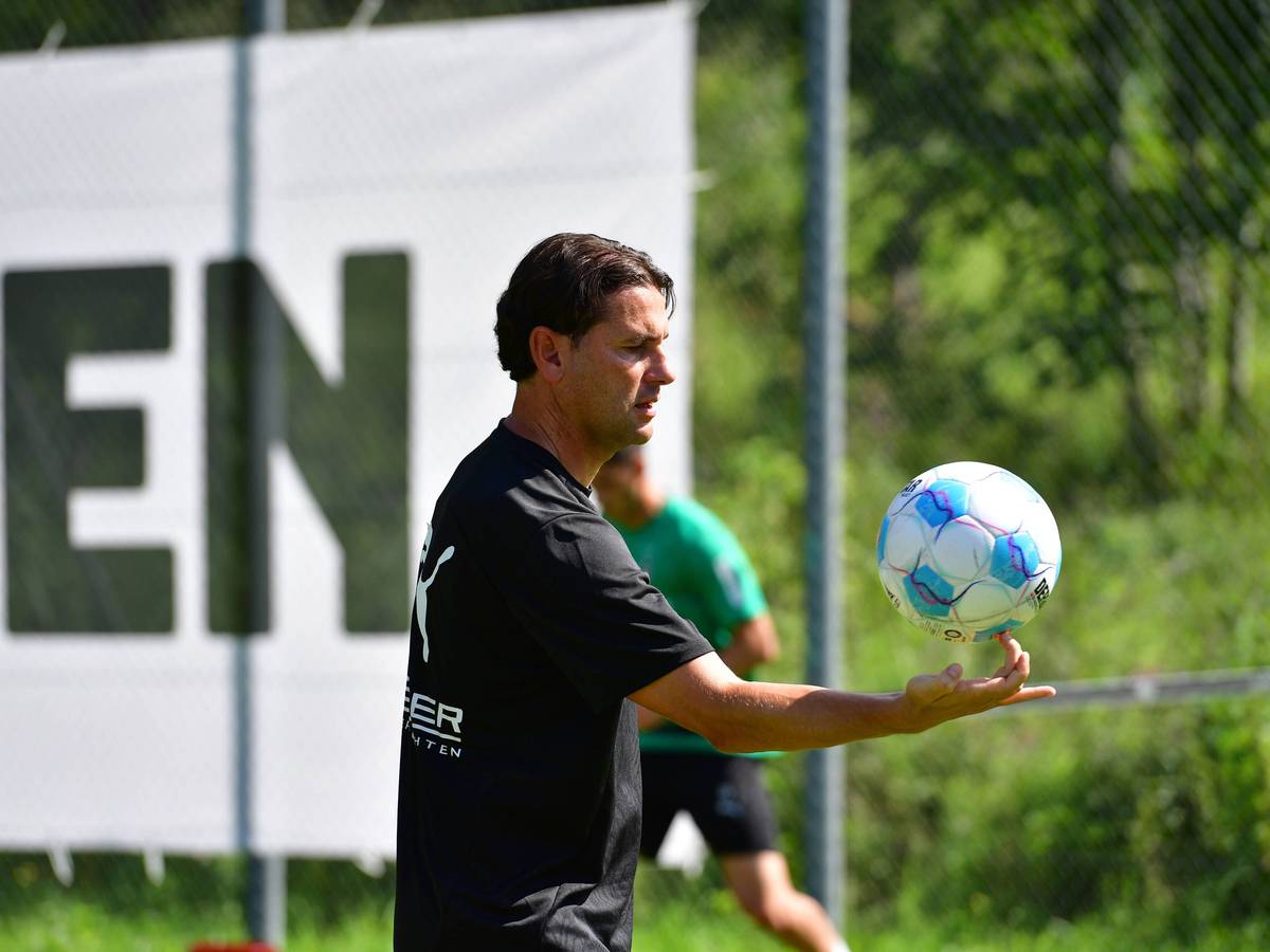 Gerardo Seoane balanciert einen Fußball auf dem Finger.