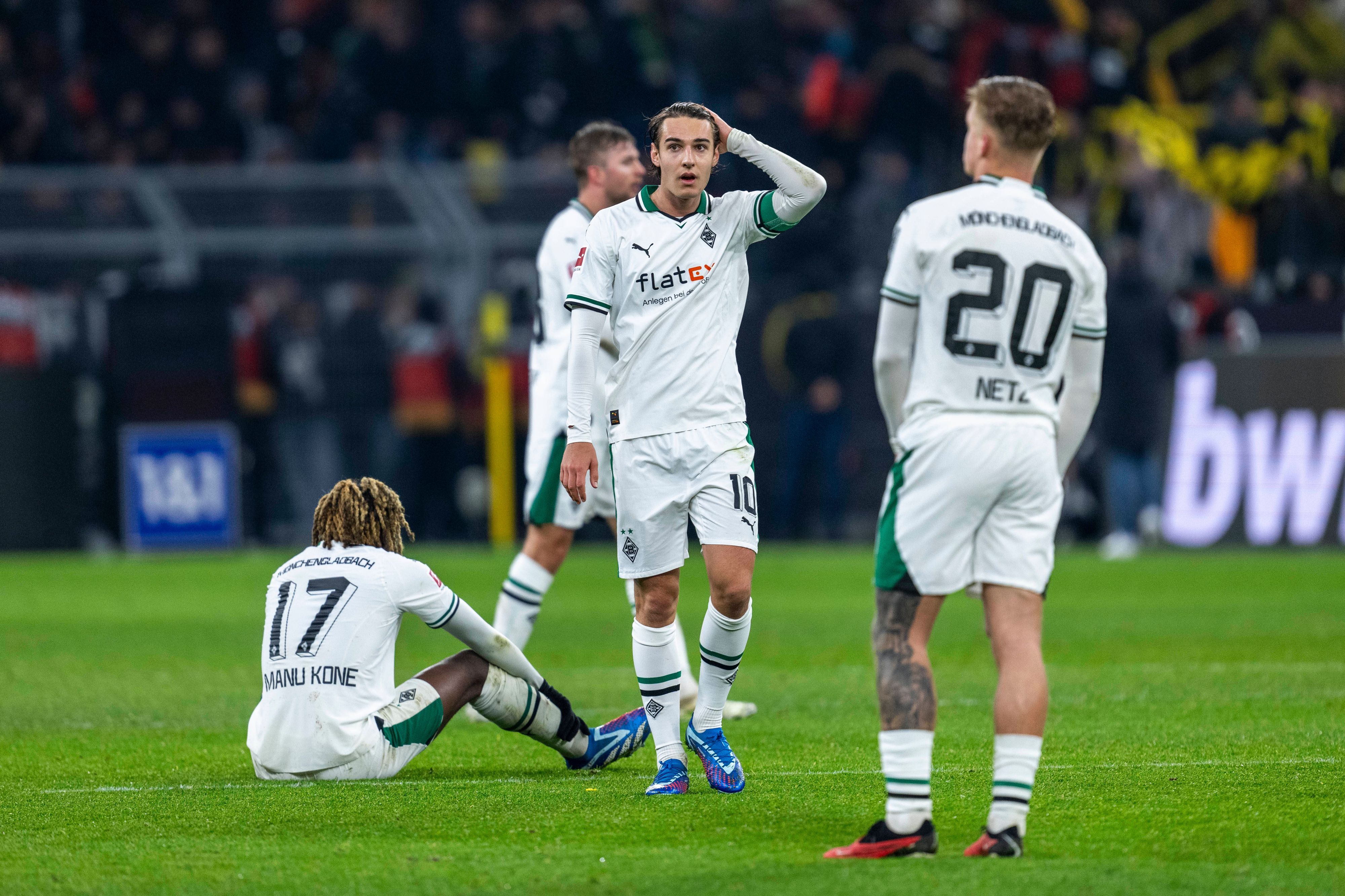 Florian Neuhaus fasst sich an den Kopf.