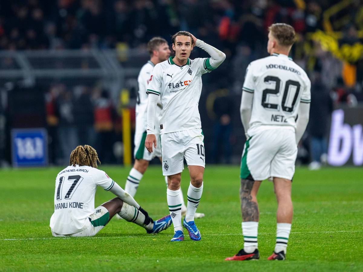 Florian Neuhaus fasst sich an den Kopf.
