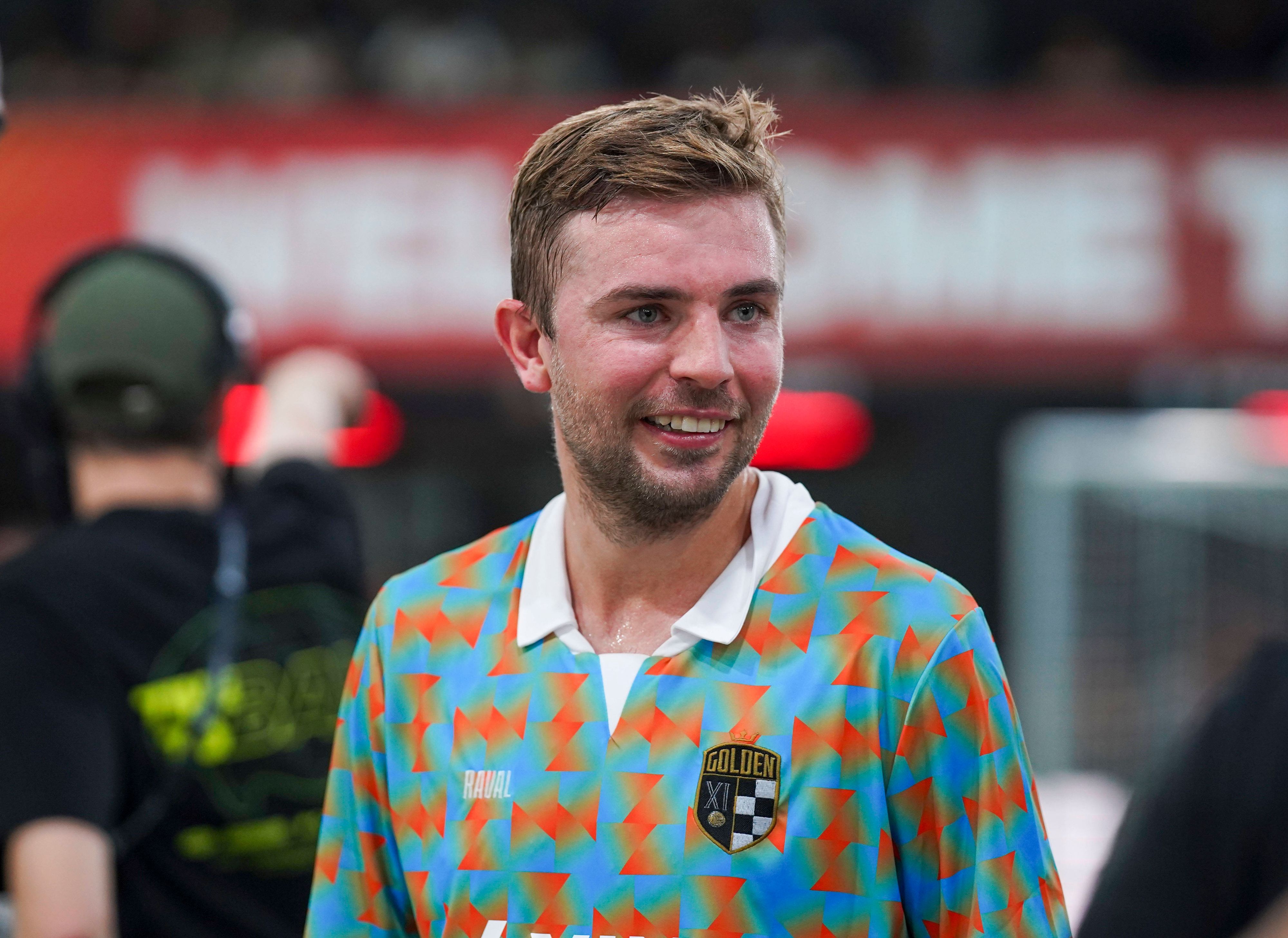 Christoph Kramer steht in der Baller League auf dem Platz und lächelt.