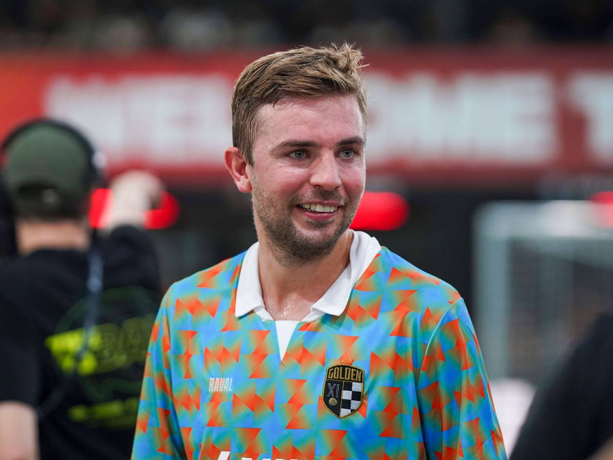 Christoph Kramer steht in der Baller League auf dem Platz und lächelt.
