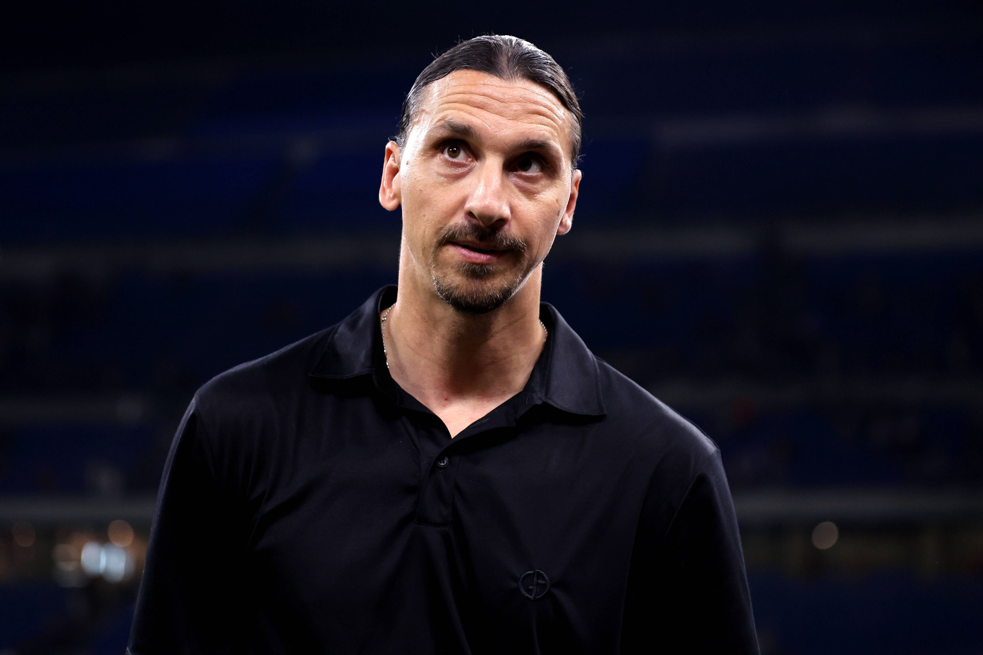Zlatan Ibrahimovic am Spielfeldrand im schwarzen Shirt.