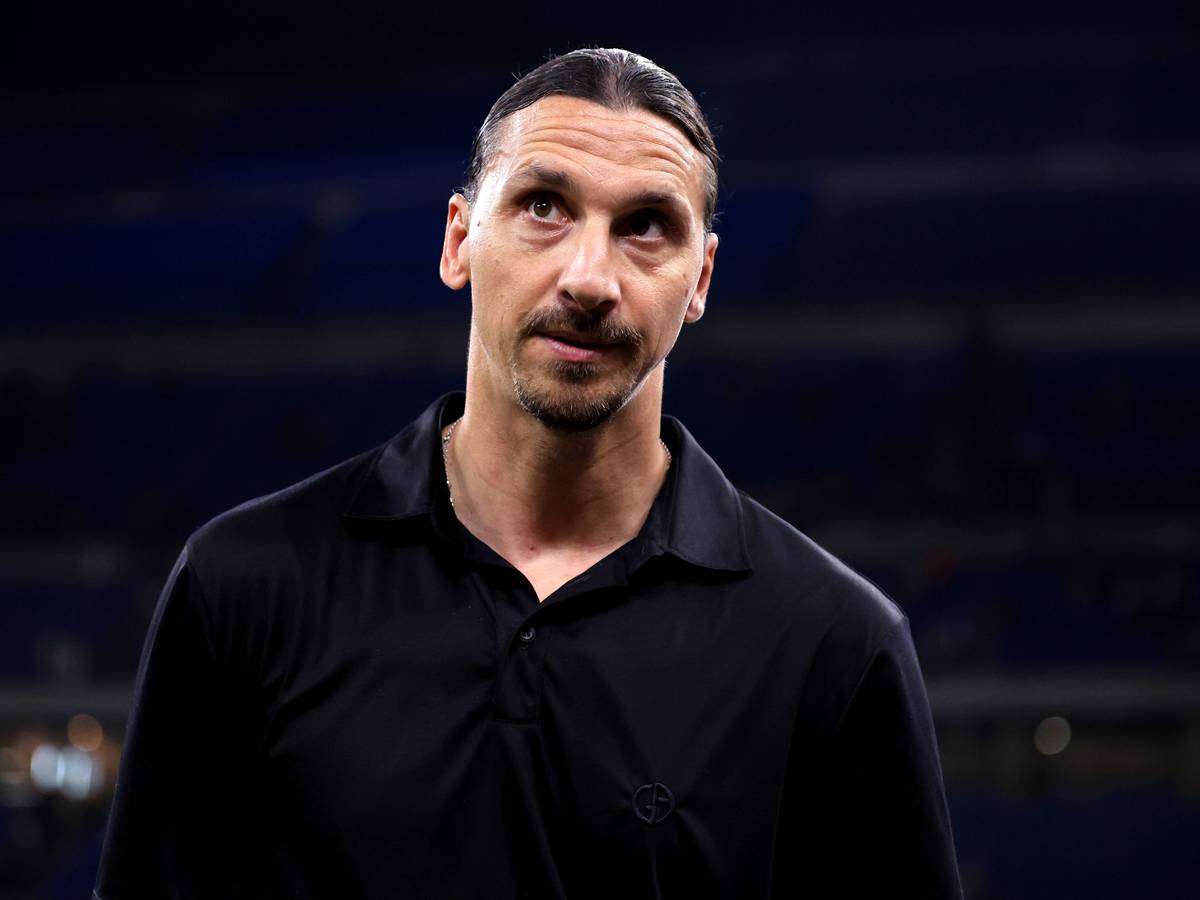 Zlatan Ibrahimovic am Spielfeldrand im schwarzen Shirt.