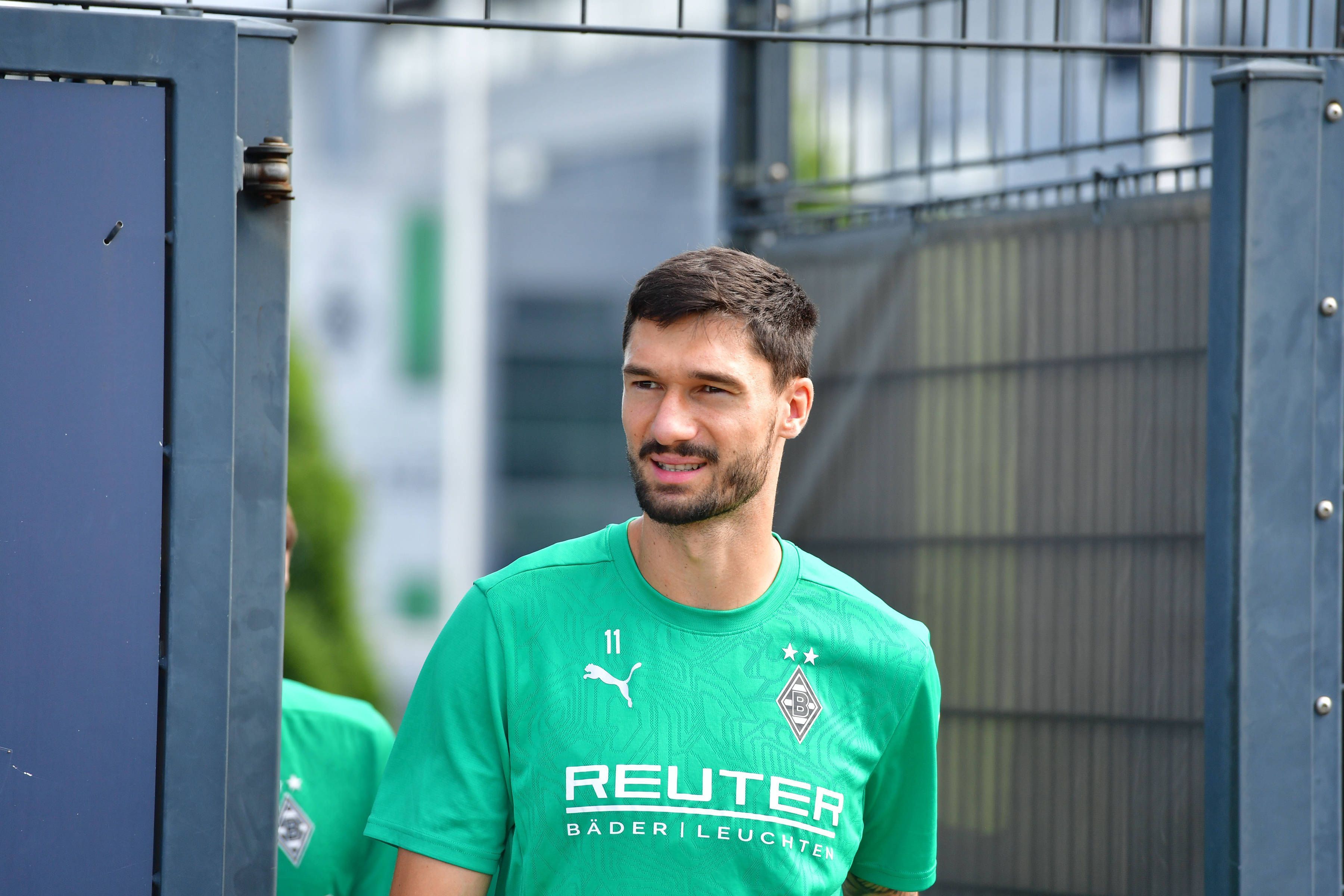 Borussia Mönchengladbachs Stürmer Tim Kleindienst läuft auf den Trainingsplatz.