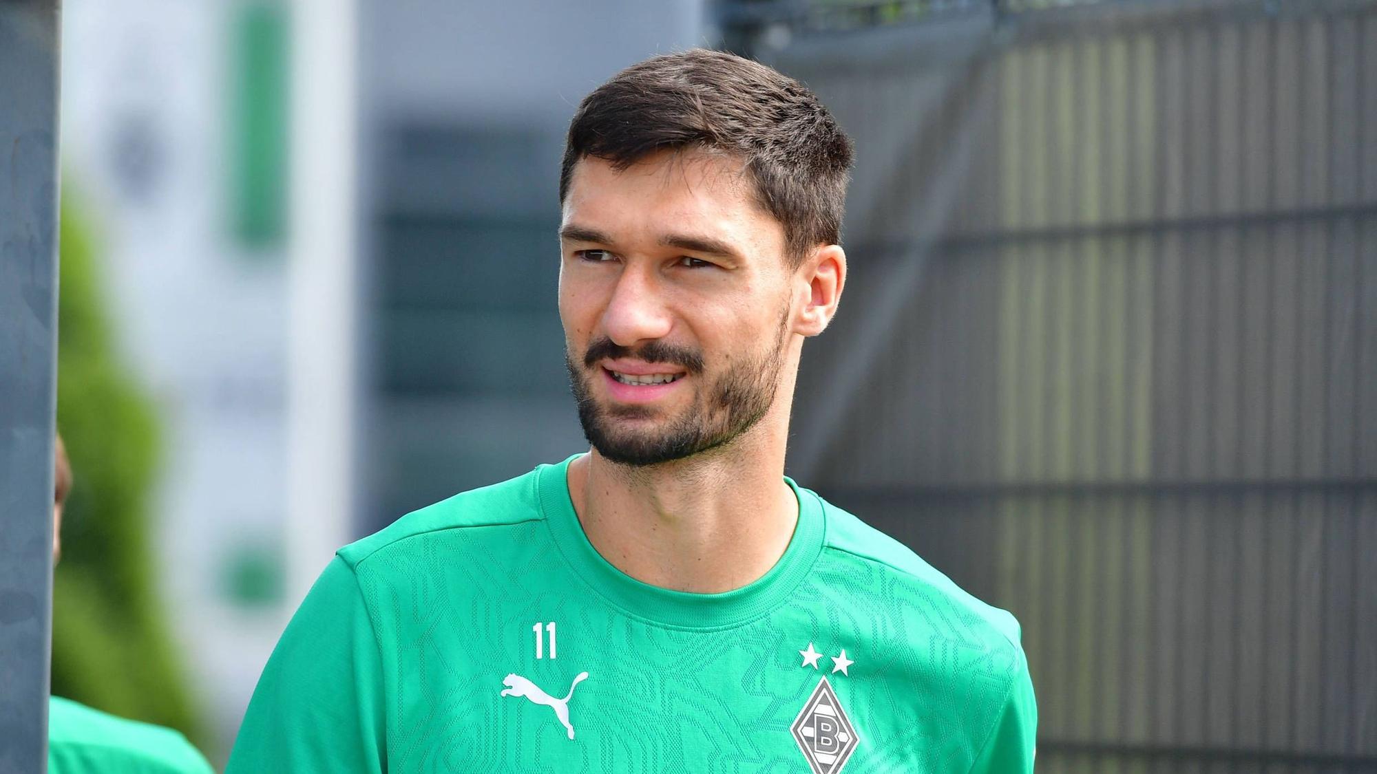 Borussia Mönchengladbachs Stürmer Tim Kleindienst läuft auf den Trainingsplatz.