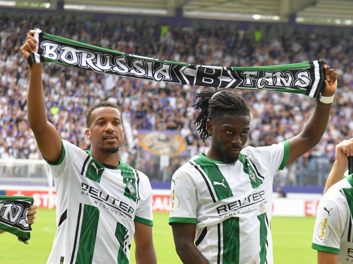 Alassane Plea und Manu Koné halten einen Schal in der Hand.