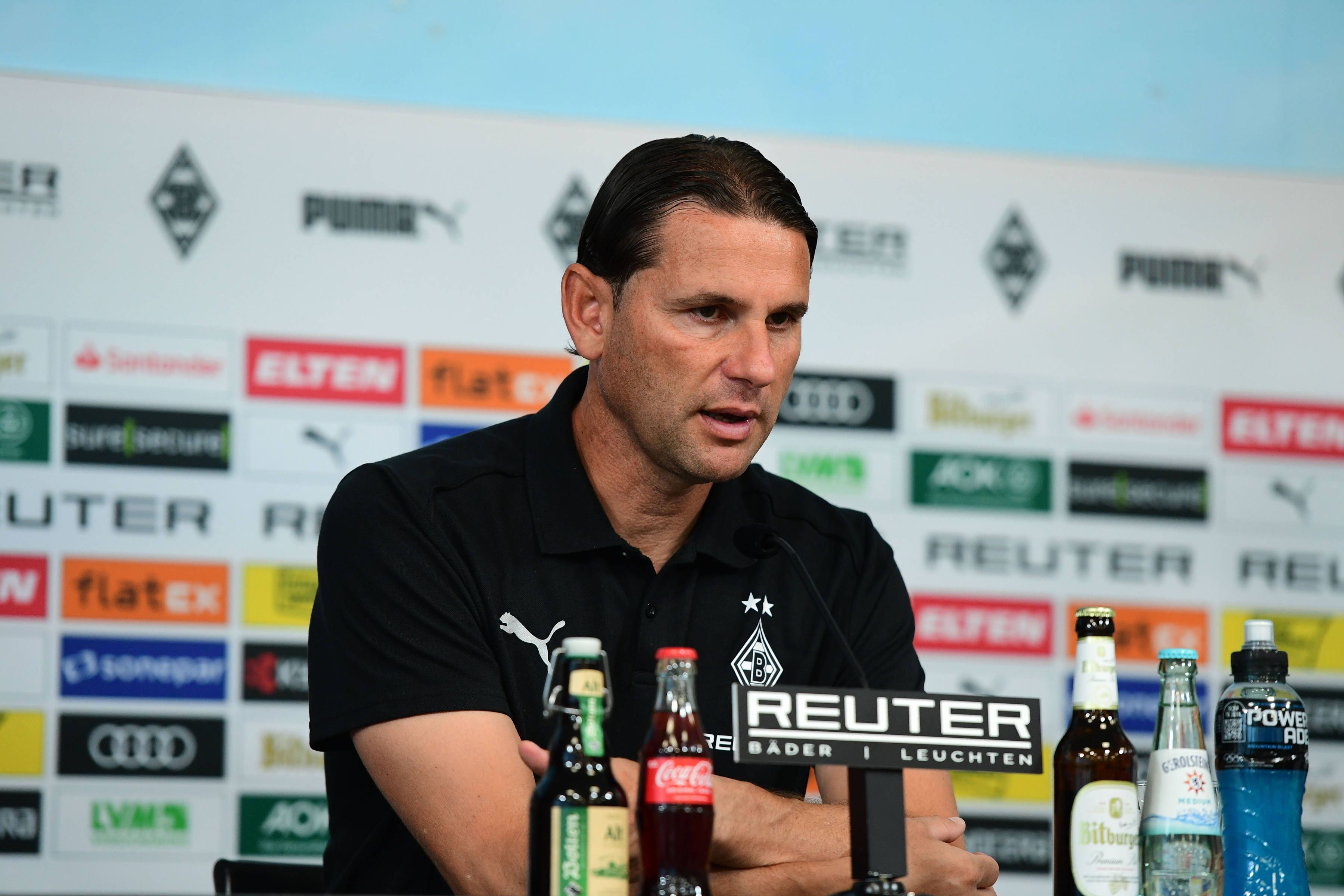 Gerardo Seoane spricht auf einer Pressekonferenz.