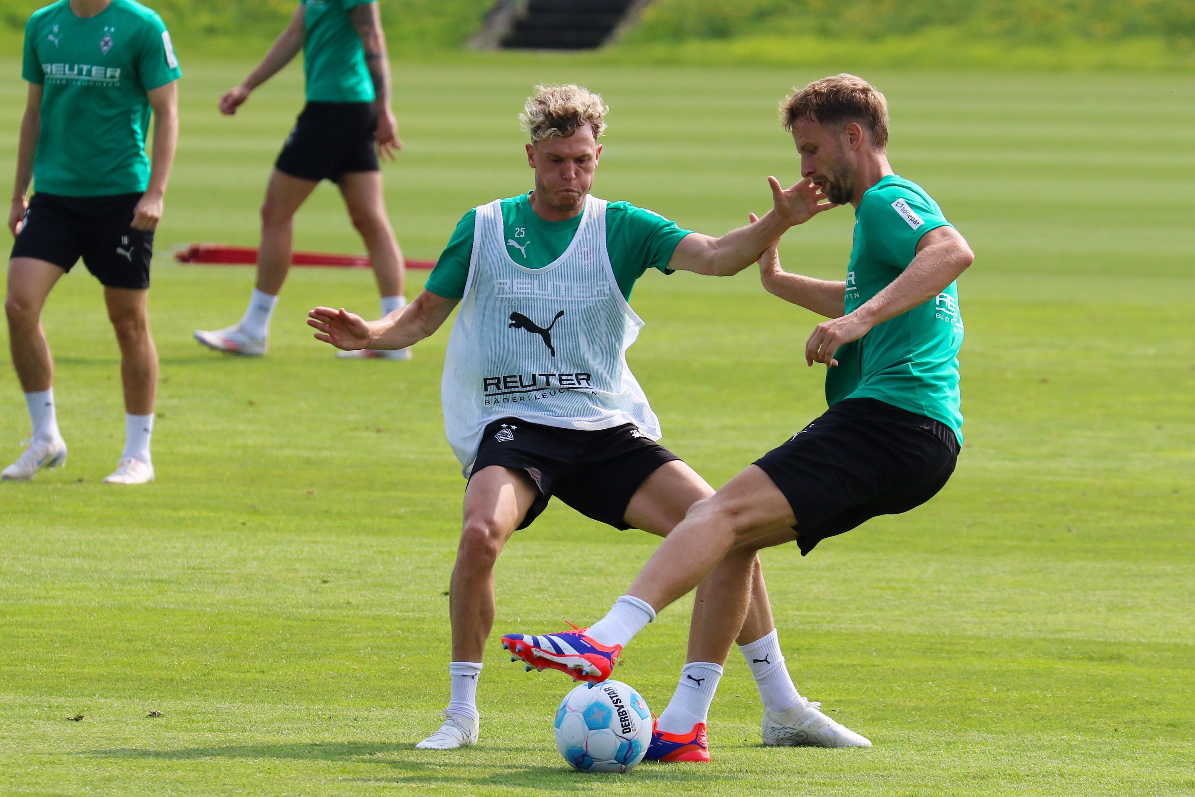 Robin Hack und Marvin Friedrich kämpfen im Training um den Ball.