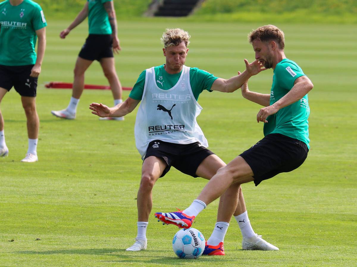 Robin Hack und Marvin Friedrich kämpfen im Training um den Ball.