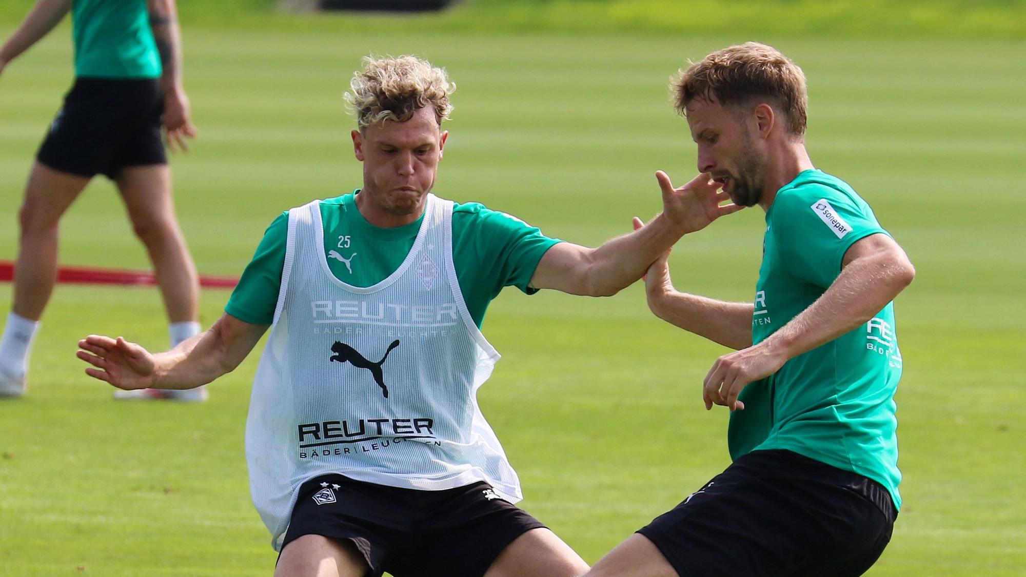 Robin Hack und Marvin Friedrich kämpfen im Training um den Ball.
