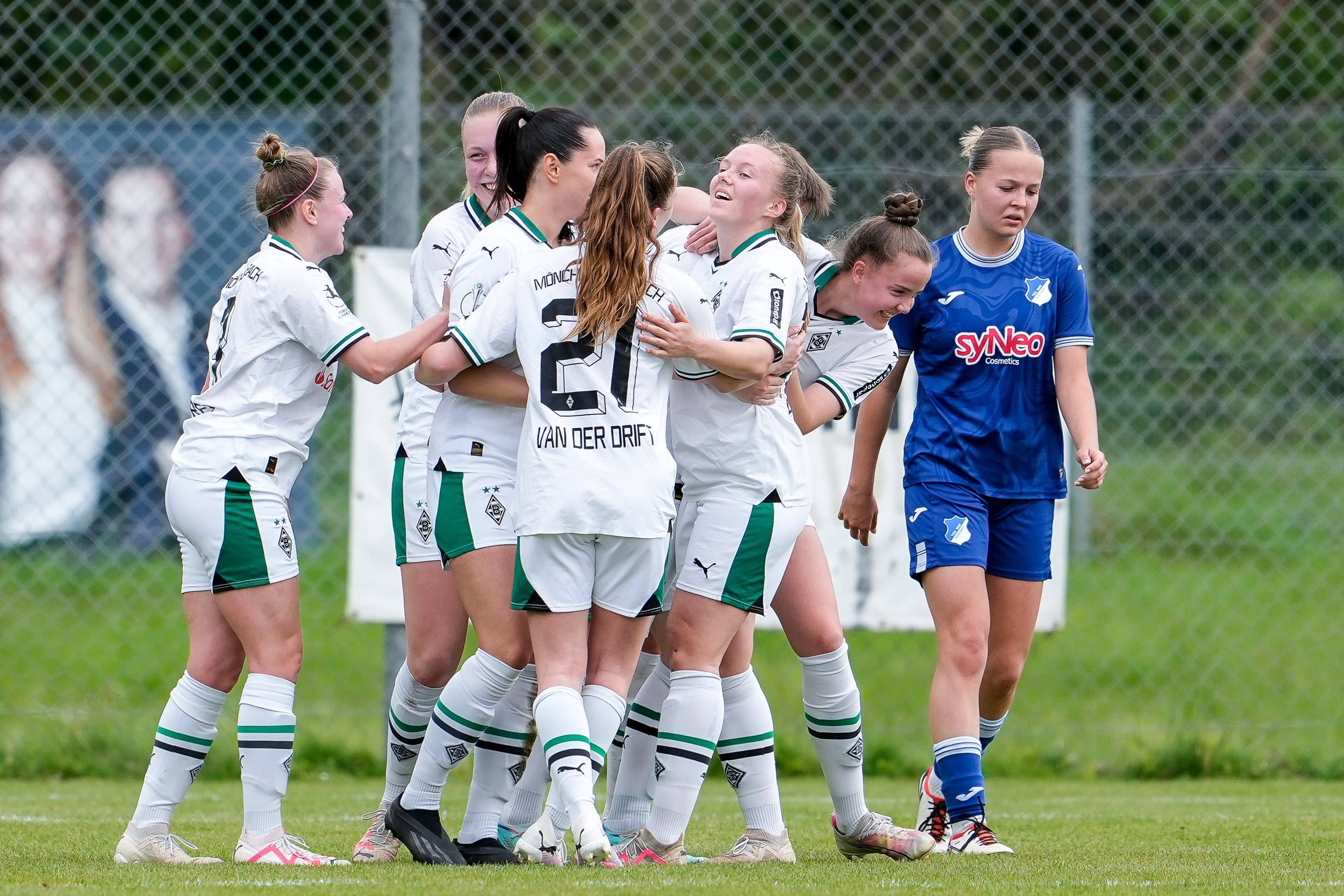 Die Spielerinnen von Borussia Mönchengladbach jubeln über das Tor zum 1:1 im Spiel gegen die TSG Hoffenheim.